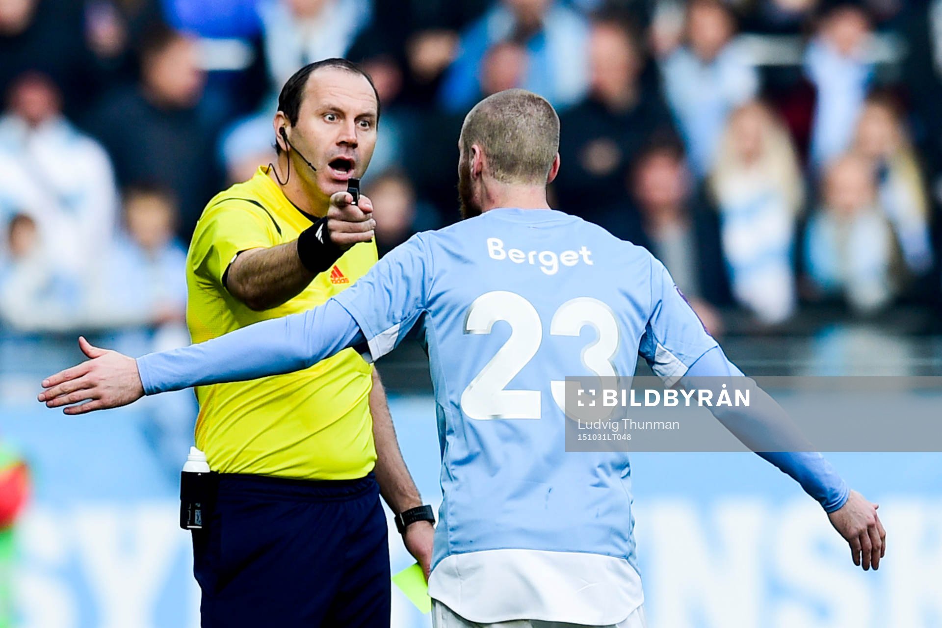 Domare Jonas Eriksson i samtal med Malmös Jo Inge Berget under fotbollsmatchen i Allsvenskan mellan Malmö FF och Norrköping den 31 oktober 2015 i Malmö.