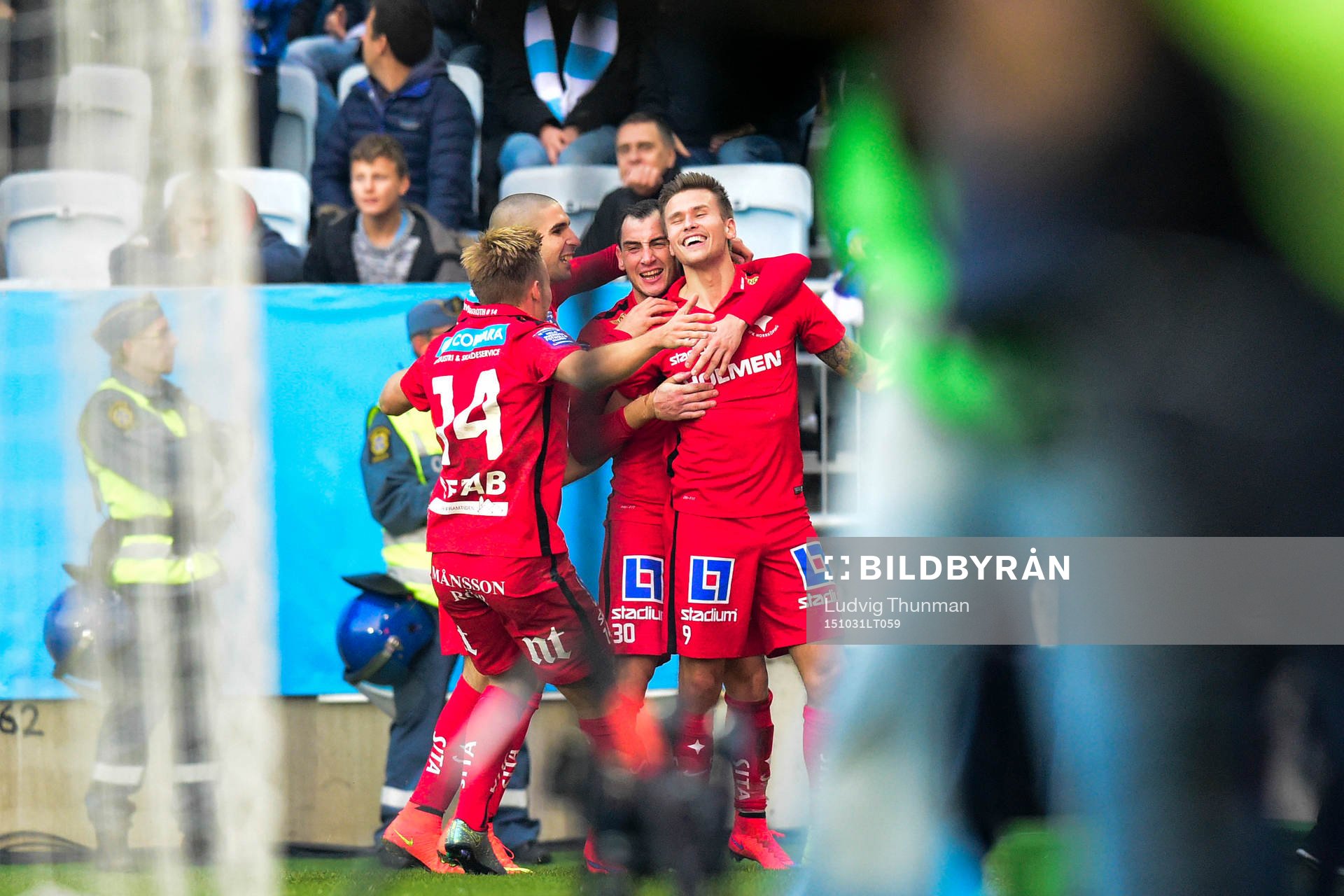 Norrköpings spelare jublar efter 0-2 av Arnor Ingvi Traustason under fotbollsmatchen i Allsvenskan mellan Malmö FF och Norrköping den 31 oktober 2015 i Malmö.