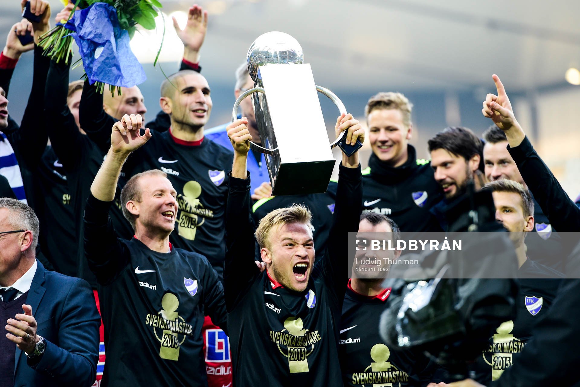 Norrköpings Niklas Bärkroth höjer Lennart Johanssons Pokal och jublar efter att Norrköpings blivit Svenska Mästare 2015 efter fotbollsmatchen i Allsvenskan mellan Malmö FF och Norrköping den 31 oktober 2015 i Malmö.