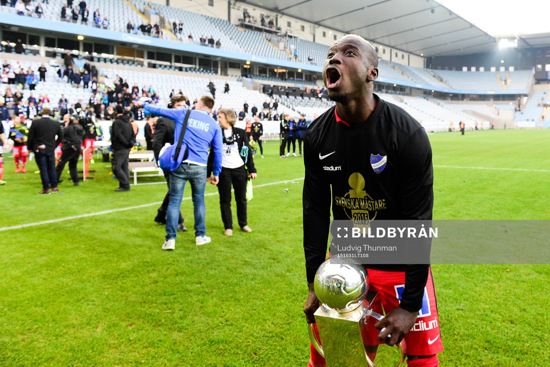 Norrköpings Alhaji Kamara med Lennart Johanssons Pokal och