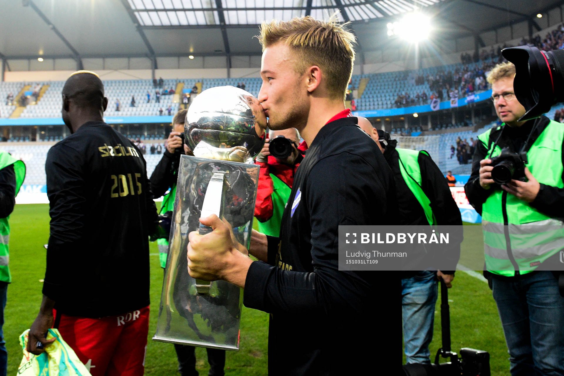 Norrköpings Niklas Bärkroth kysser Lennart Johanssons Pokal och jublar efter att Norrköpings blivit Svenska Mästare 2015 efter fotbollsmatchen i Allsvenskan mellan Malmö FF och Norrköping den 31 oktober 2015 i Malmö. 