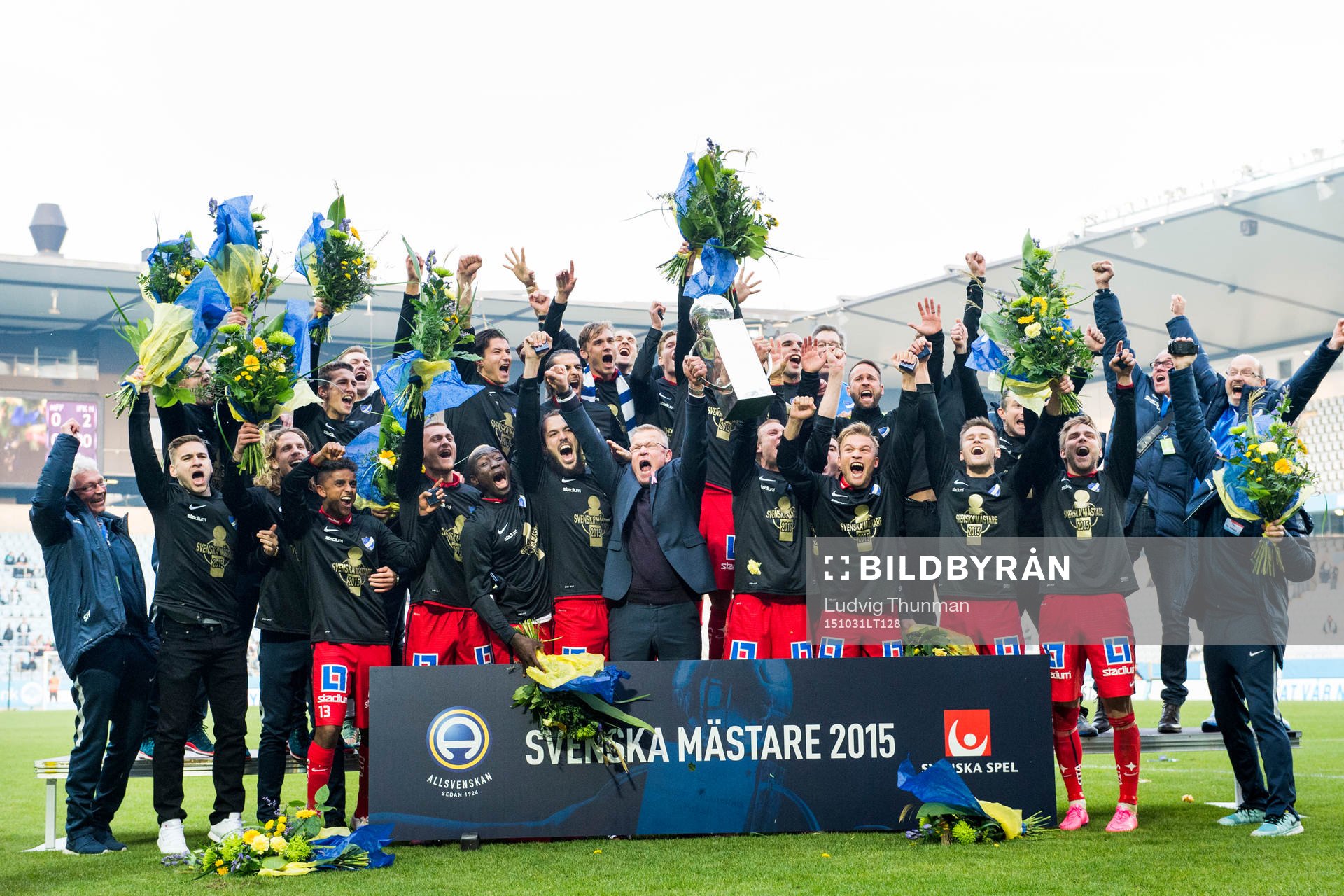 Norrköpings spelare firar sm-guldet efter segern i fotbollsmatchen i Allsvenskan mellan Malmö FF och Norrköping den 31 oktober 2015 i Malmö.