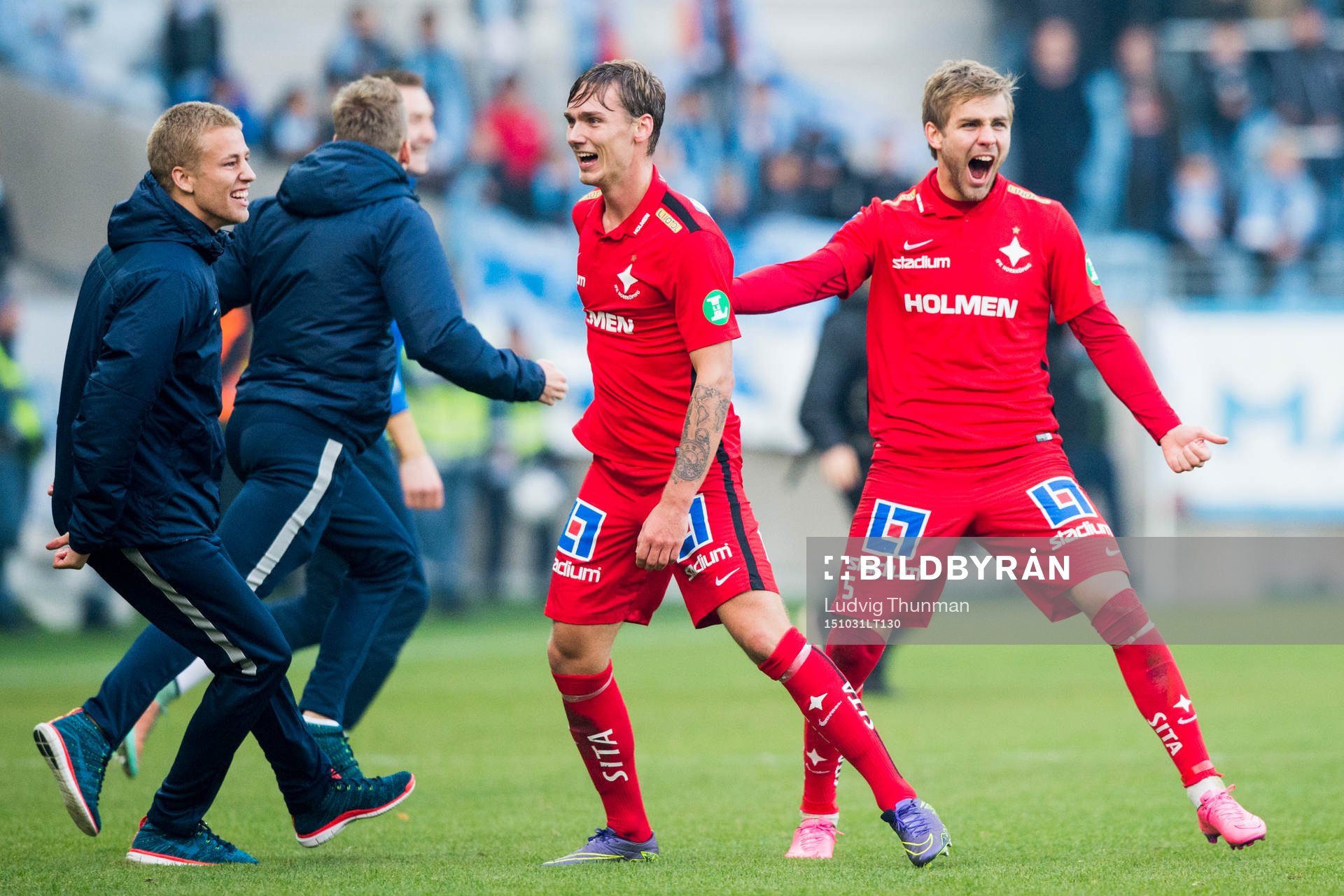Norrköpings Linus Wahlqvist och Christoffer Nyman firar sm-guldet efter segern i fotbollsmatchen i Allsvenskan mellan Malmö FF och Norrköping den 31 oktober 2015 i Malmö.
