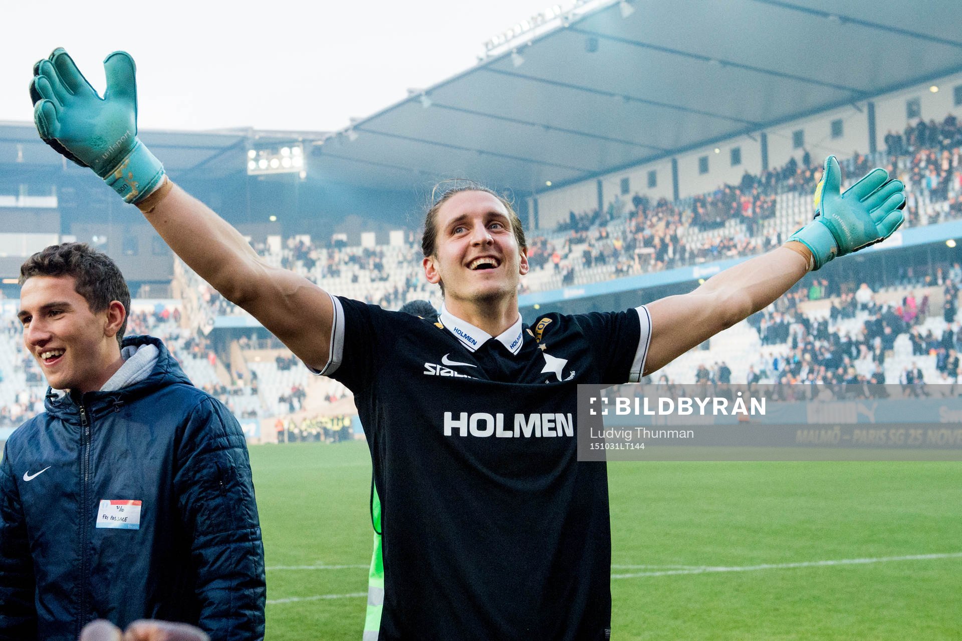 Norrköpings målvakt David Mitov Nilsson firar sm-guldet