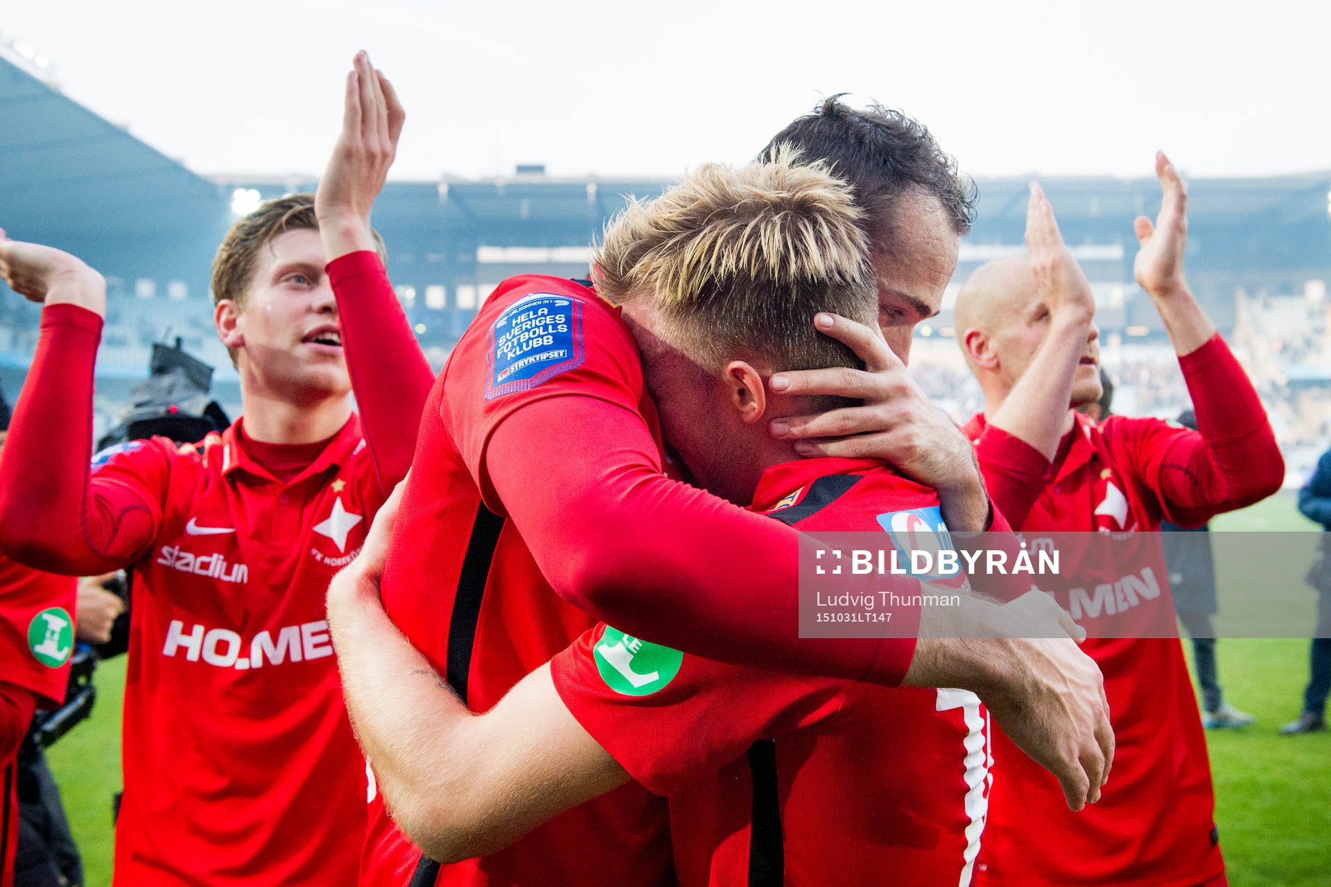 Norrköpings Emir Kujovic kramar om Niklas Bärkroth firar sm-guldet efter segern i fotbollsmatchen i Allsvenskan mellan Malmö FF och Norrköping den 31 oktober 2015 i Malmö.