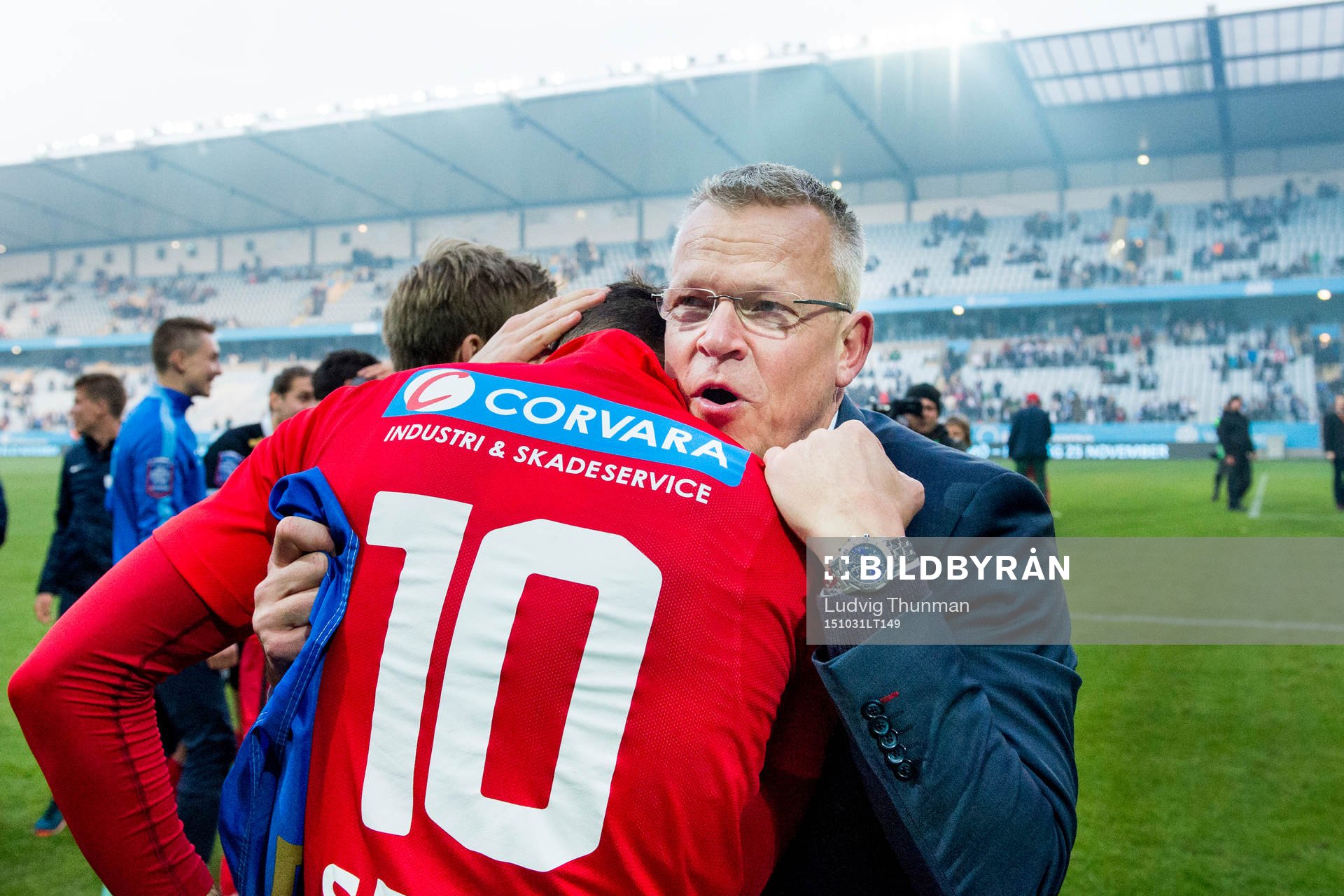 Norrköpings Emir Kujovic kramas om av tränare Jan