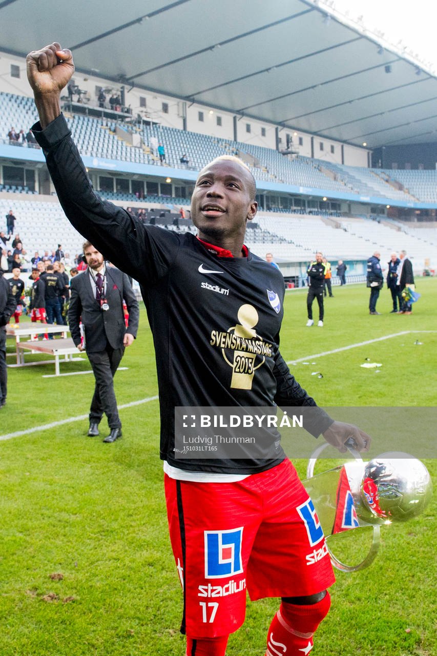 Norrköpings Alhaji Kamara firar sm-guldet efter segern i fotbollsmatchen i Allsvenskan mellan Malmö FF och Norrköping den 31 oktober 2015 i Malmö.