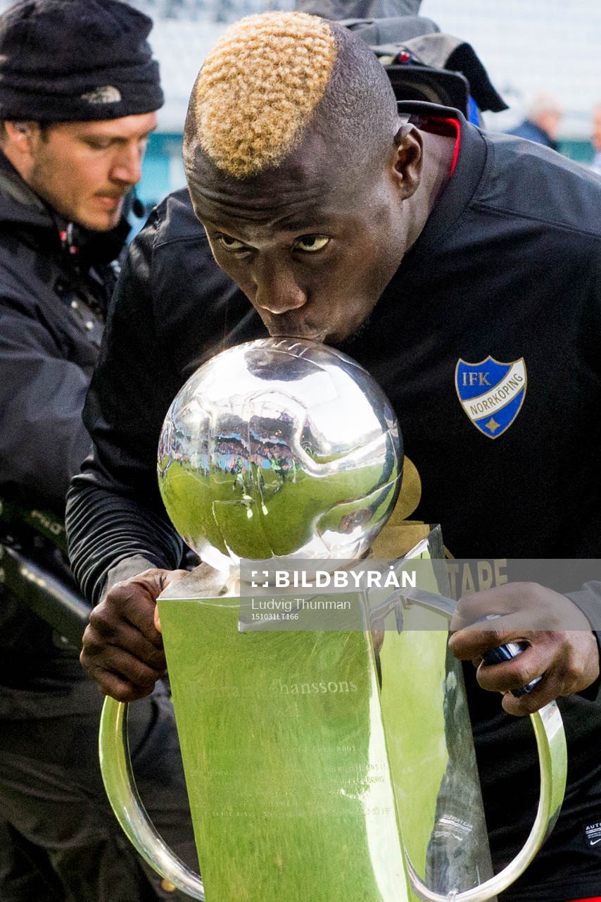 Norrköpings Alhaji Kamara firar sm-guldet med Lennart Johanssons pokal efter segern i fotbollsmatchen i Allsvenskan mellan Malmö FF och Norrköping den 31 oktober 2015 i Malmö.