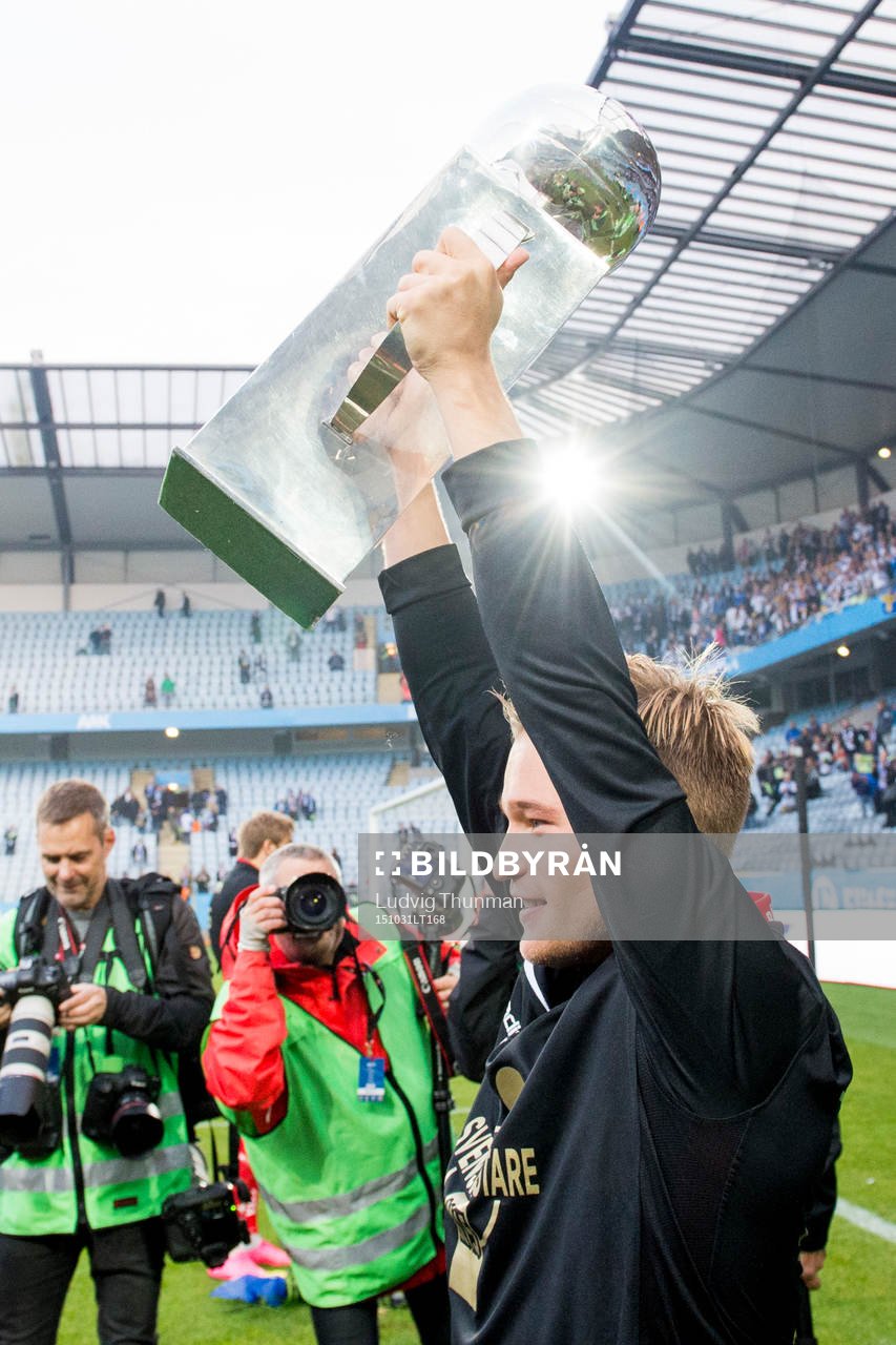 Norrköpings Niklas Bärkroth lyfter pokalen och firar