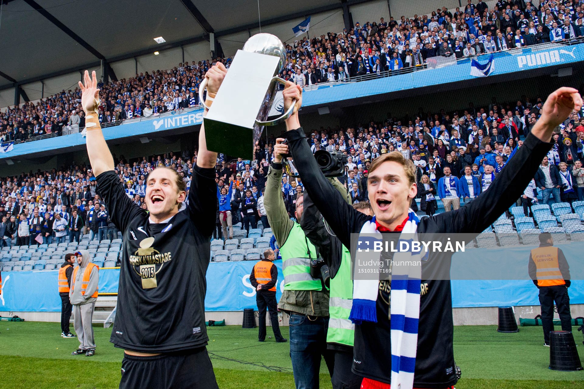 Norrköpings målvakt David Mitov Nilsson lyfter pokalen