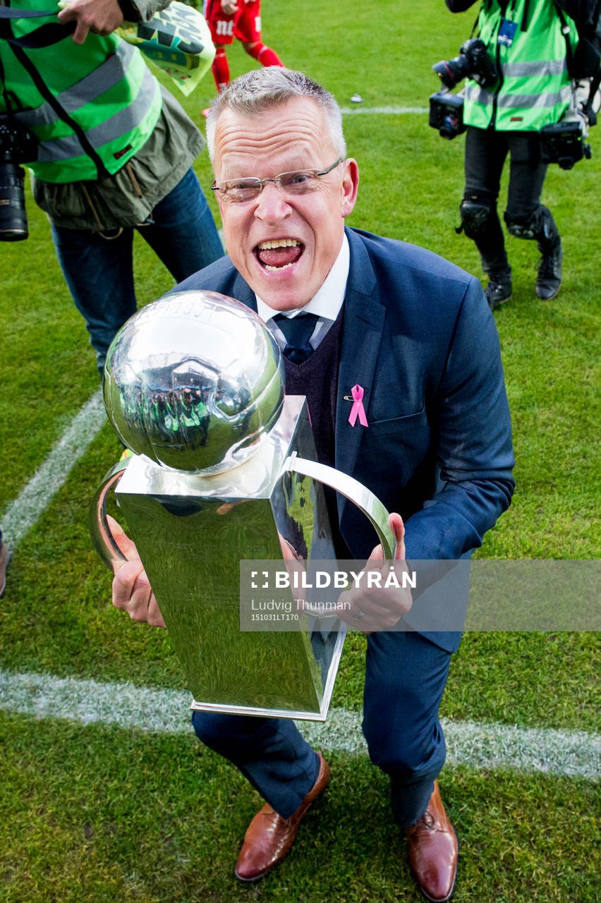 Norrköpings tränare Jan Andersson lyfter pokalen