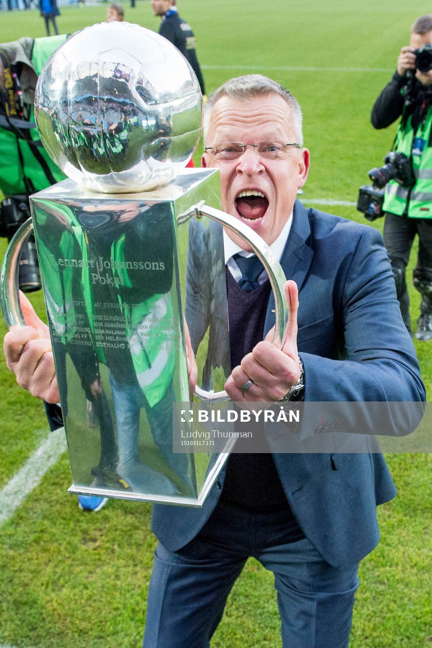 Norrköpings tränare Jan Andersson lyfter pokalen