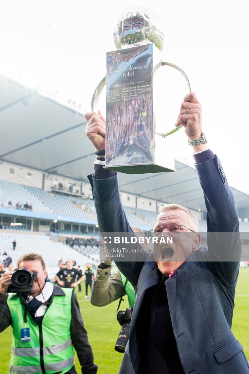 Norrköpings tränare Jan Andersson lyfter pokalen