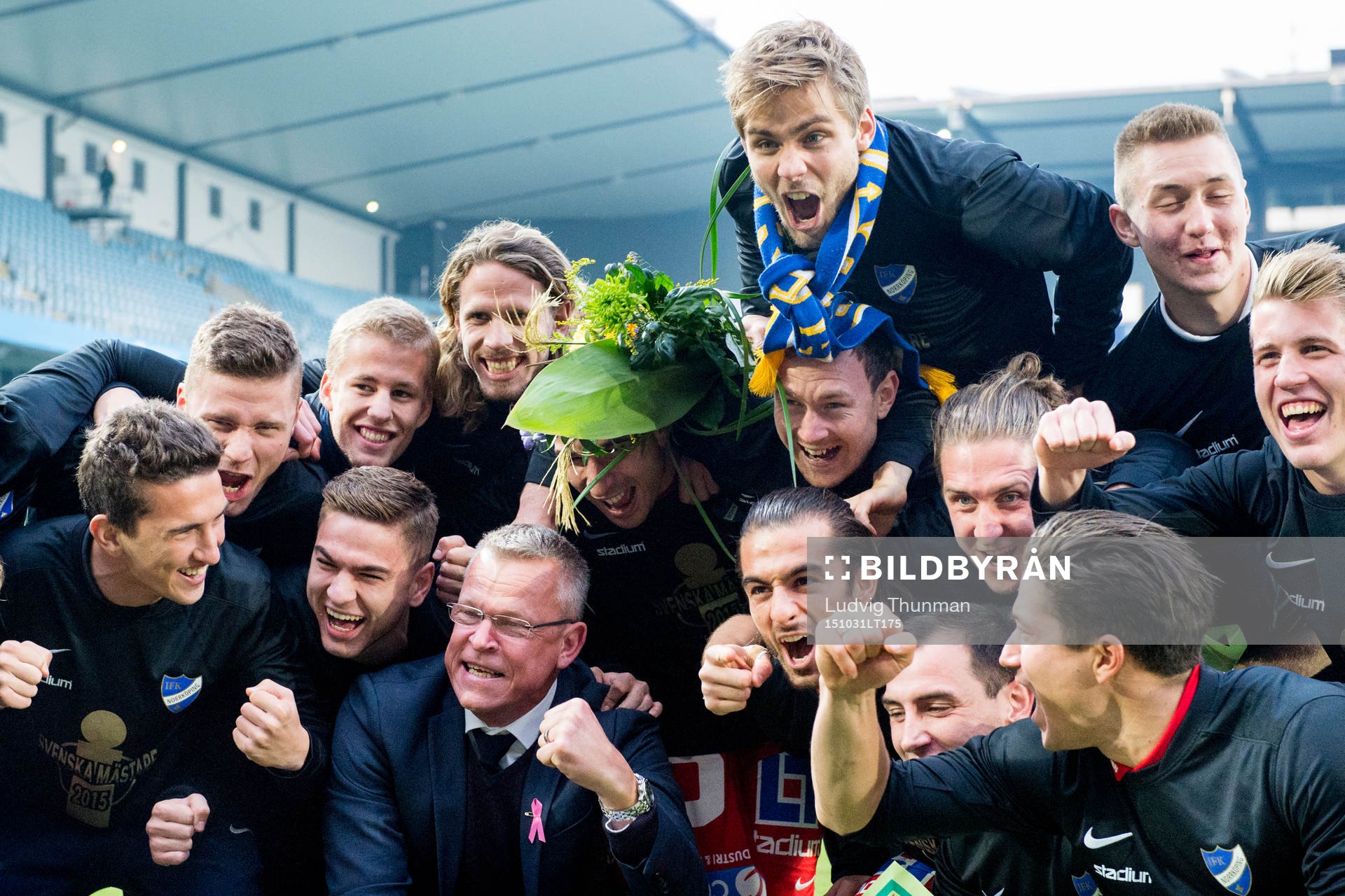 Norrköpings spelare firar sm-guldet efter segern i fotbollsmatchen i Allsvenskan mellan Malmö FF och Norrköping den 31 oktober 2015 i Malmö.