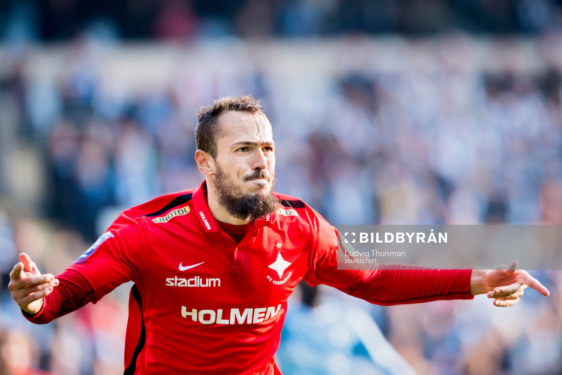 Norrköpings Emir Kujovic firar efter han gjort 0-1 under fotbollsmatchen i Allsvenskan mellan Malmö FF och Norrköping den 31 oktober 2015 i Malmö.