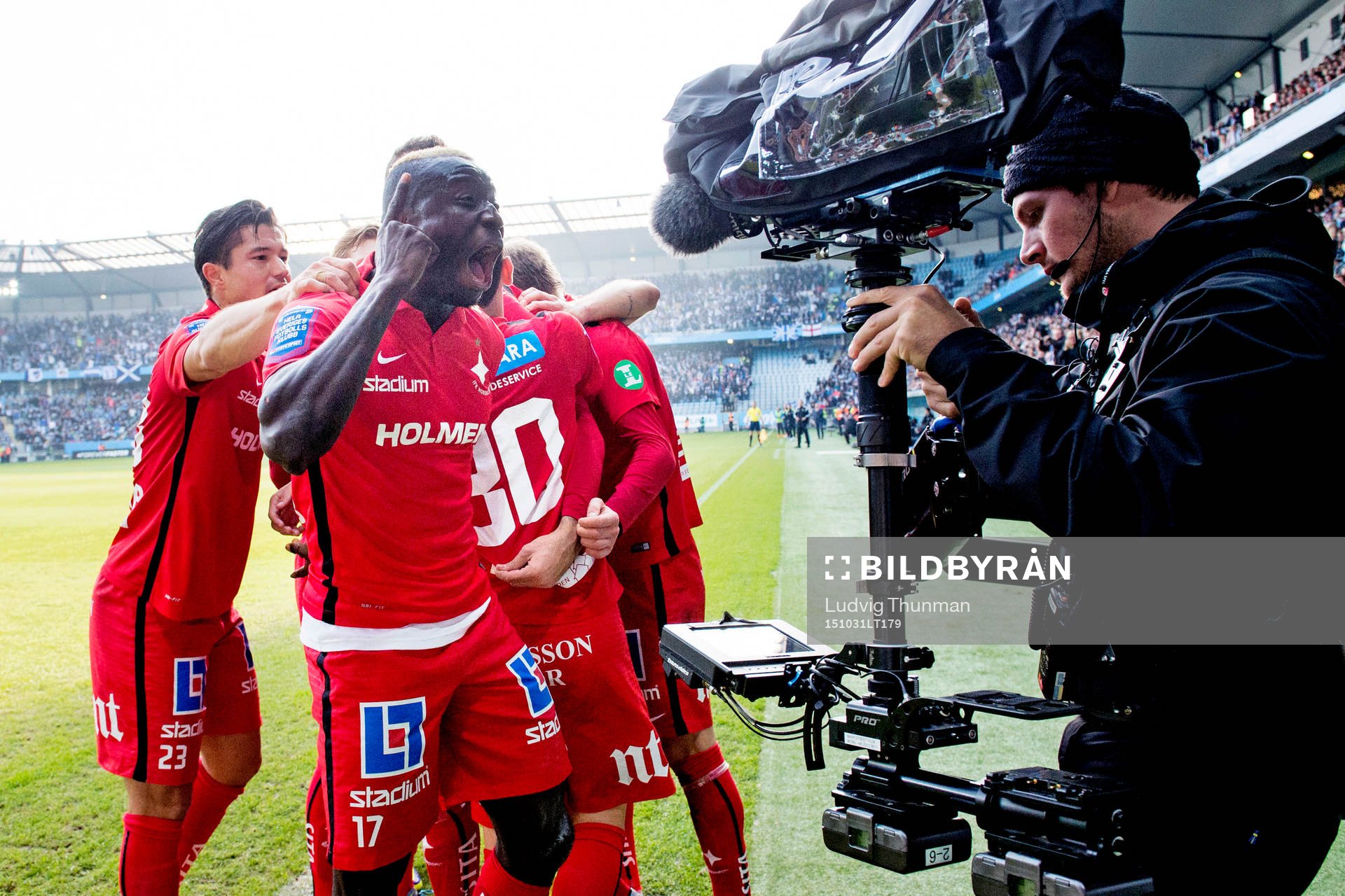 Norrköpings Alhaji Kamara firar Emir Kujovic gjort 0-1
