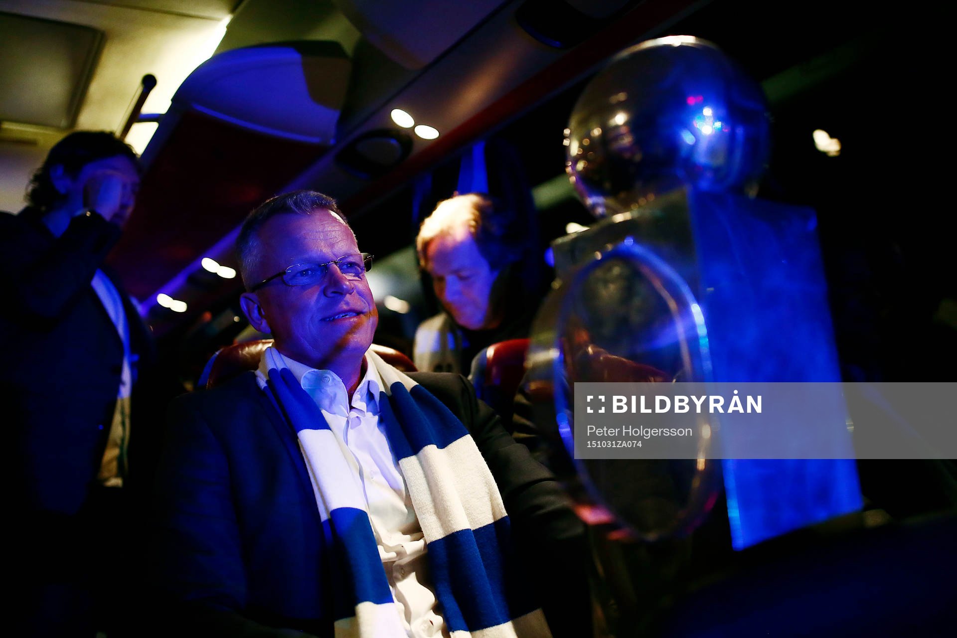 Norrköpings tränare Jan Andersson tittar på bucklan