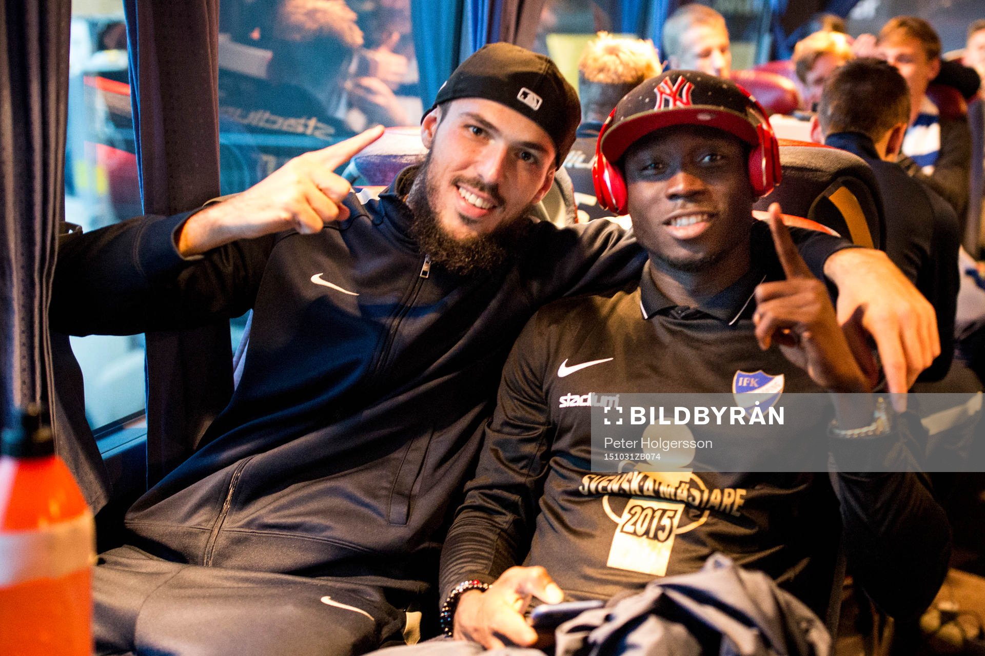 Norrköpings Emir Kujovic och Alhaji Kamara i spelarbussen