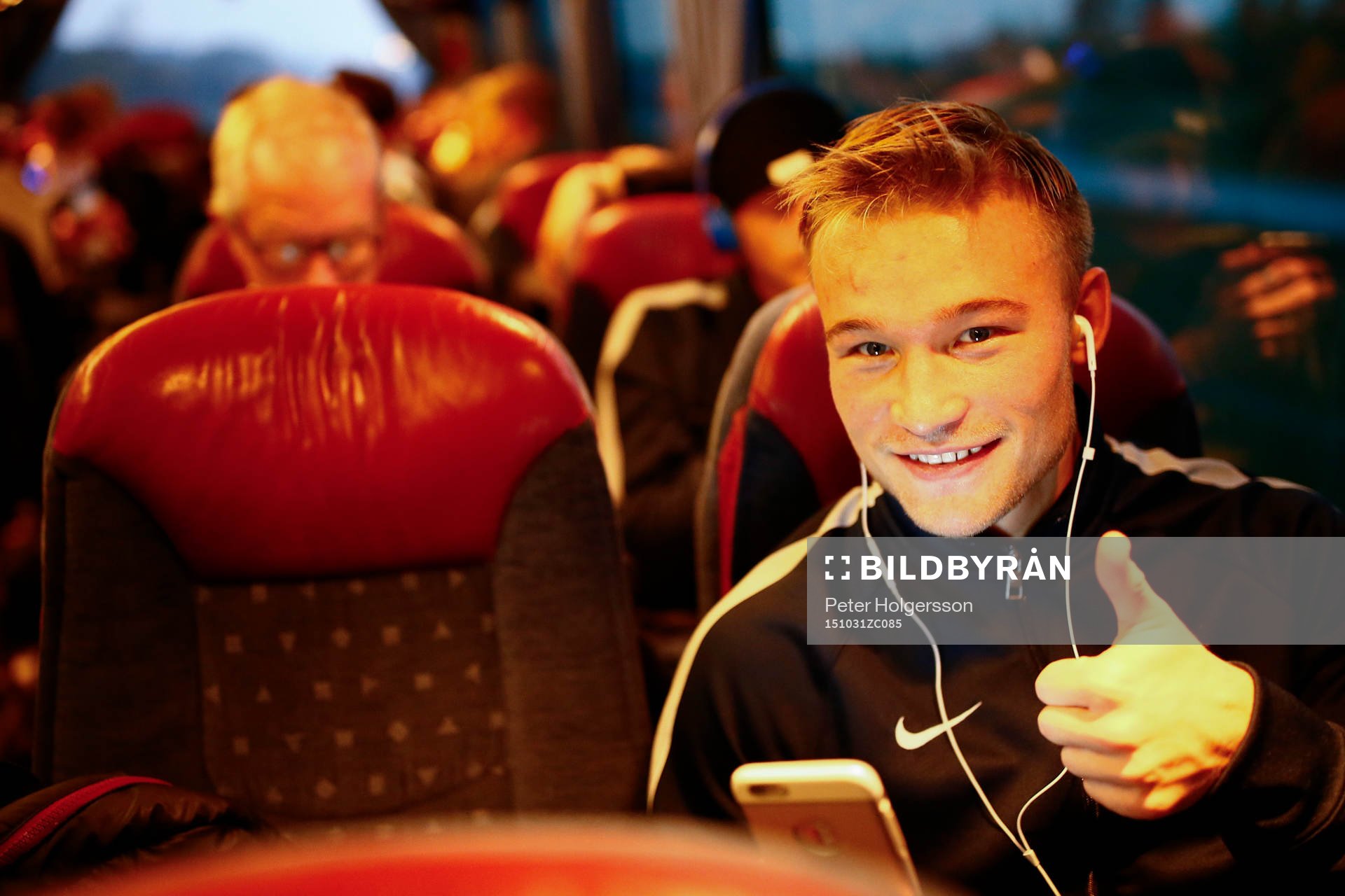 Norrköpings Niklas Bärkroth i spelarbussen påväg hem till Norrköping jublar efter att Norrköping blivit Svenska Mästare 2015 den 31 oktober 2015 i Norrköping.