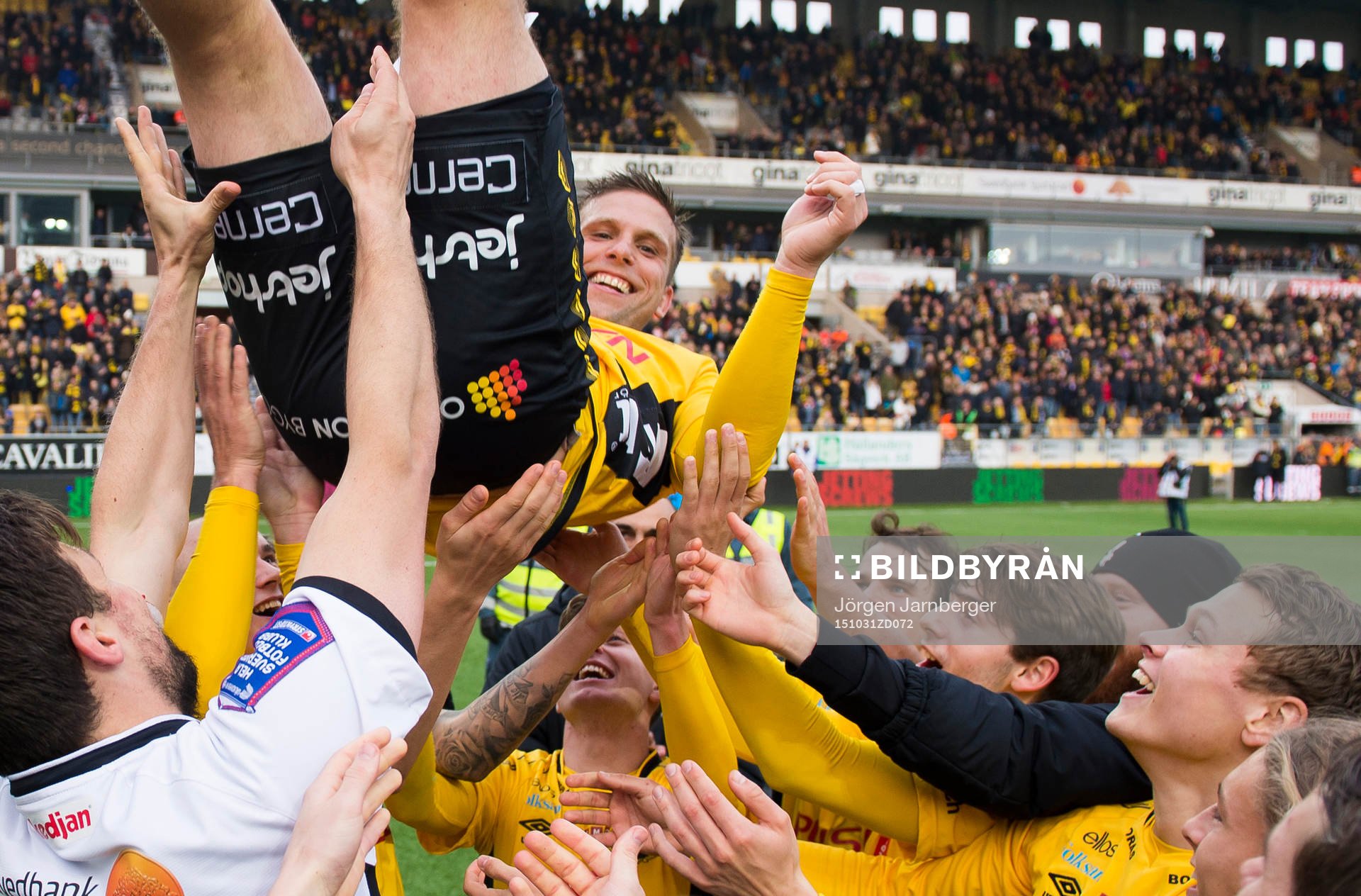 Elfsborgs Anders Svensson hissas i luften av övriga spelare