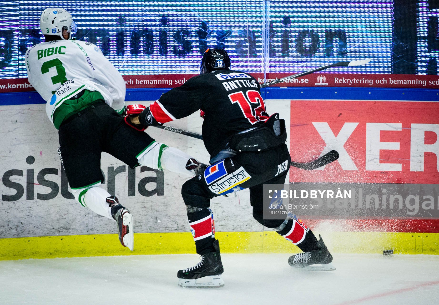 Örebros Marko Anttila tacklar Rögles Almen Bibic