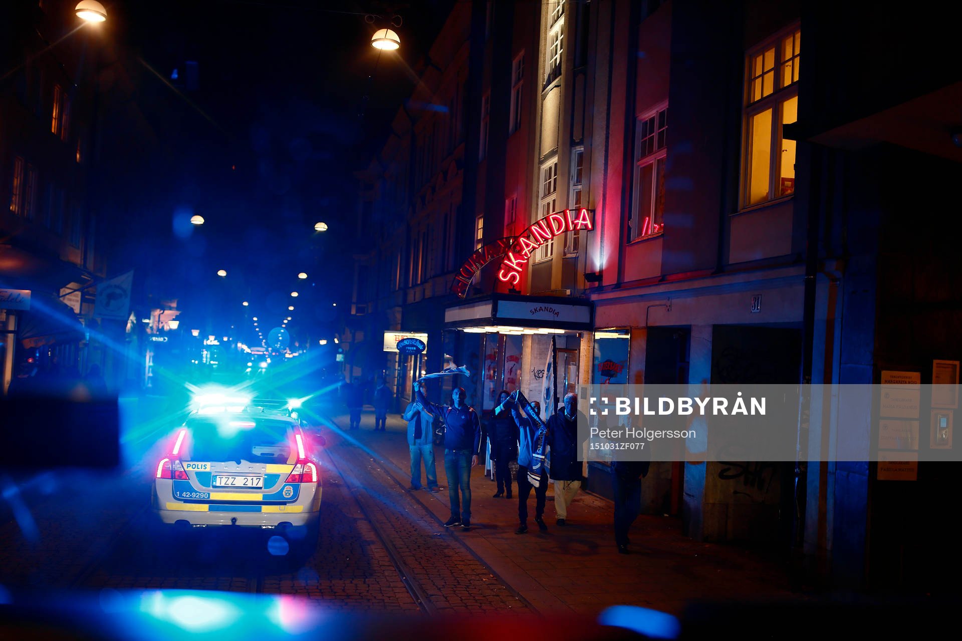 Polisen framför bussen genom Norrköping