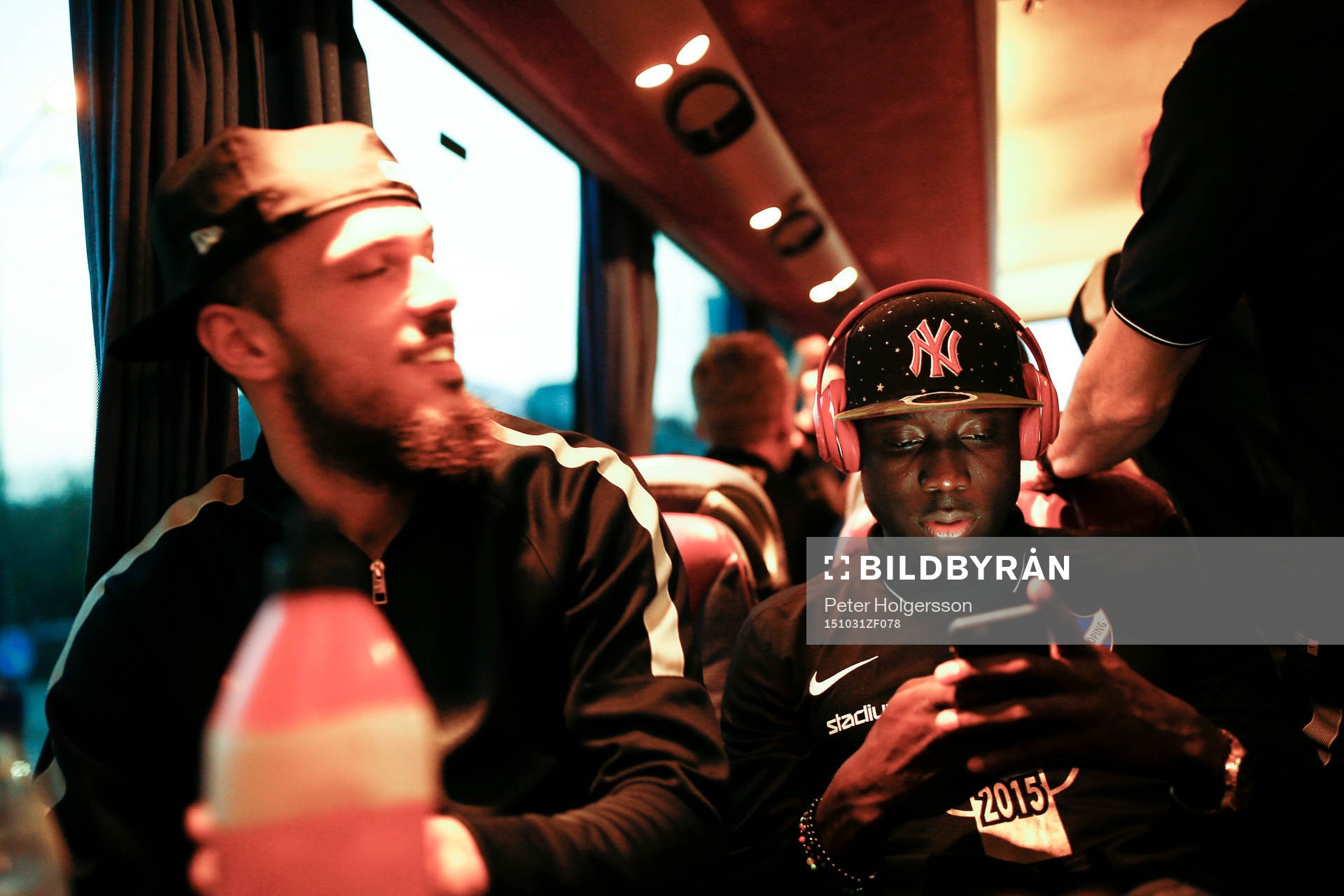 Norrköpings Alhaji Kamara kollar sin telefon i