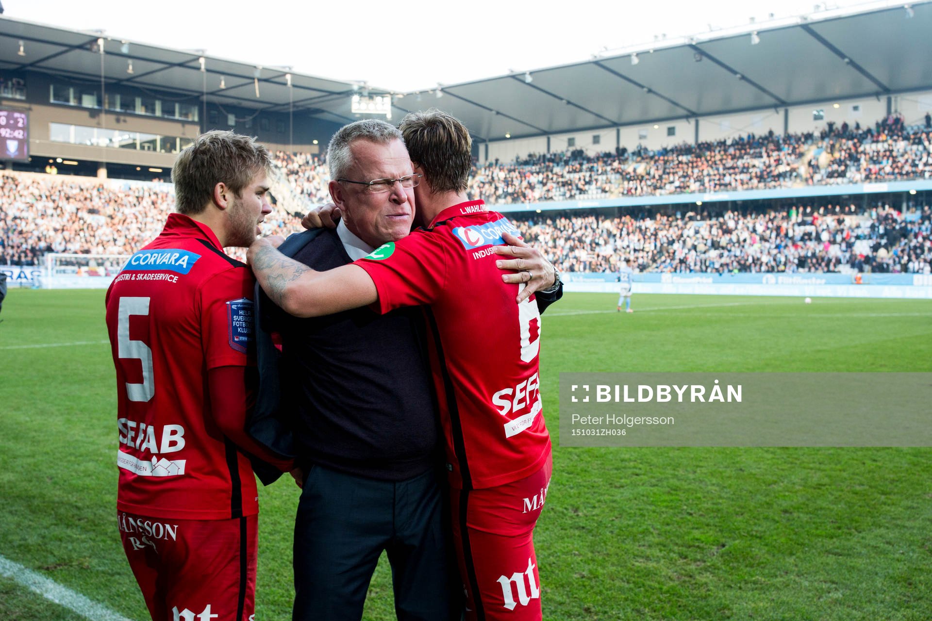 Norrköpings tränare Jan Andersson (m) kramar om Christoffer Nyman och Linus Wahlqvist efter att Norrköping blivit Svenska Mästare 2015 efter under fotbollsmatchen i Allsvenskan mellan Malmö FF och Norrköping den 31 oktober 2015 i Malmö.