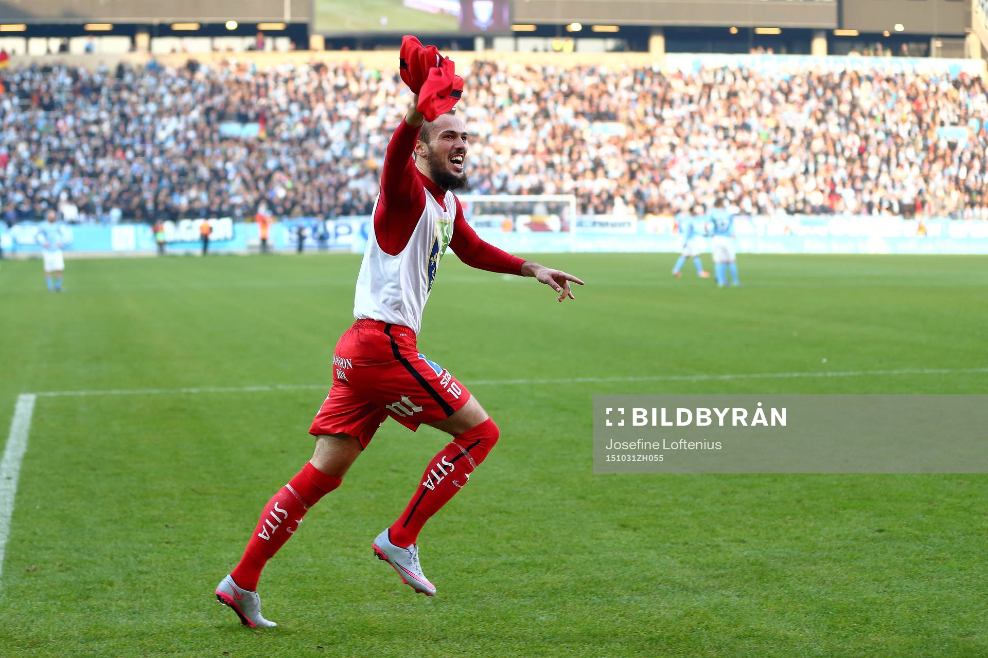 Norrköpings Emir Kujovic firar efter slutsignalen av fotbollsmatchen i Allsvenskan mellan Malmö FF och Norrköping den 31 oktober 2015 i Malmö.