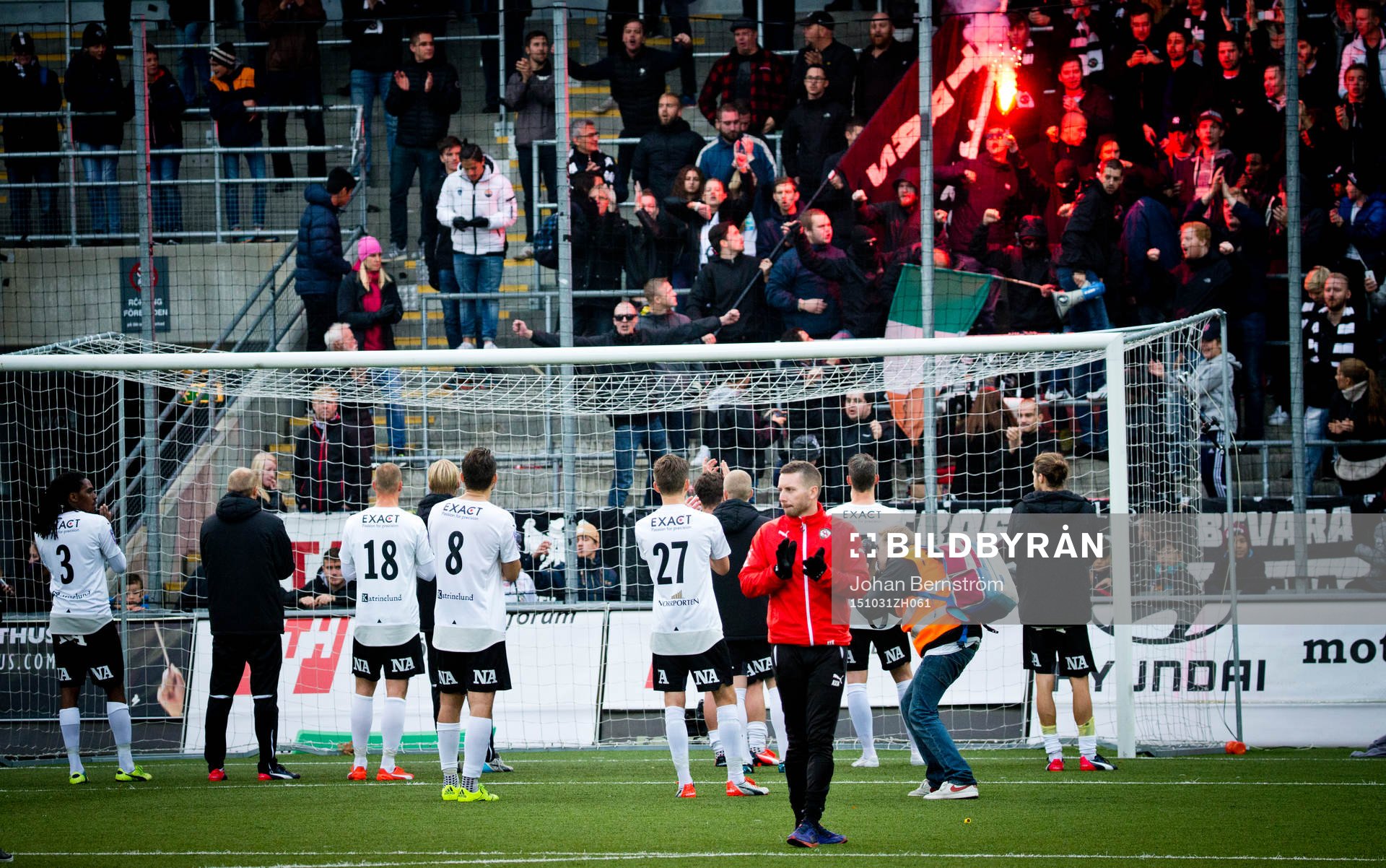 Örebrosspelarna tackar fansen