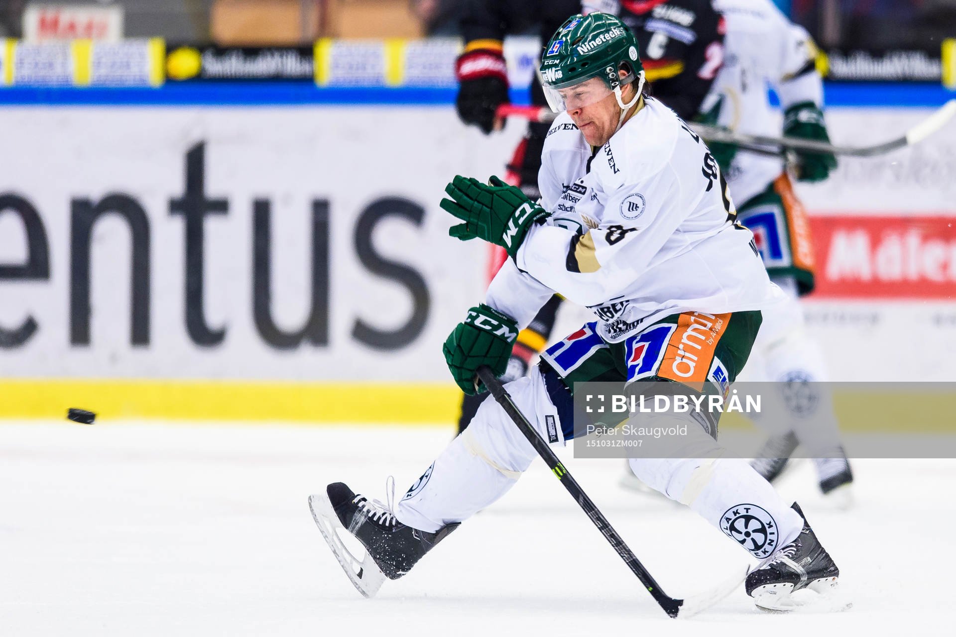 Färjestads Mikael Johansson täcker skott