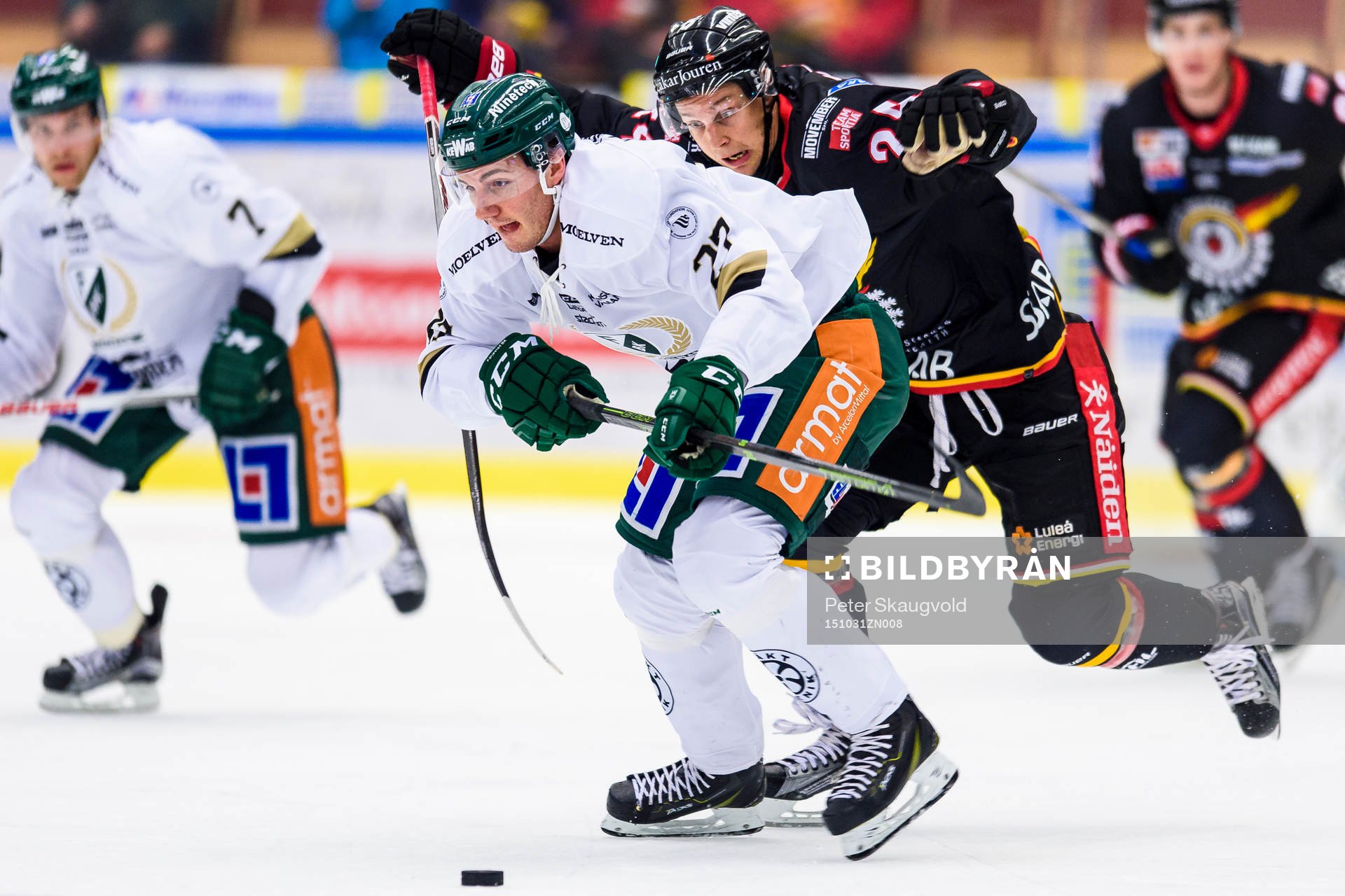 Färjestads John Persson jagas av Luleås Johan Harju