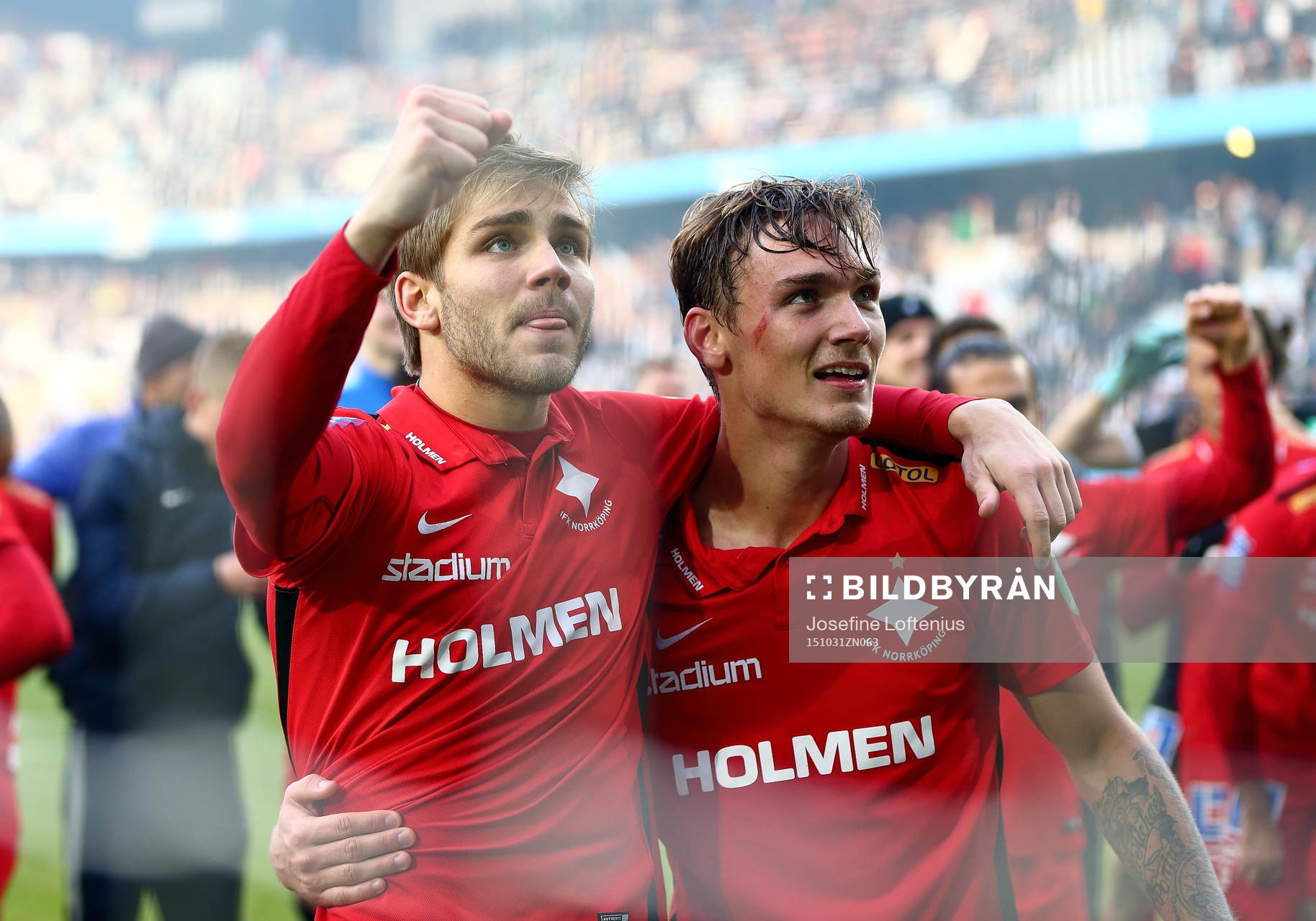 Norrköpings Christoffer Nyman och Linus Wahlqvist firar efter fotbollsmatchen i Allsvenskan mellan Malmö FF och Norrköping den 31 oktober 2015 i Malmö. 