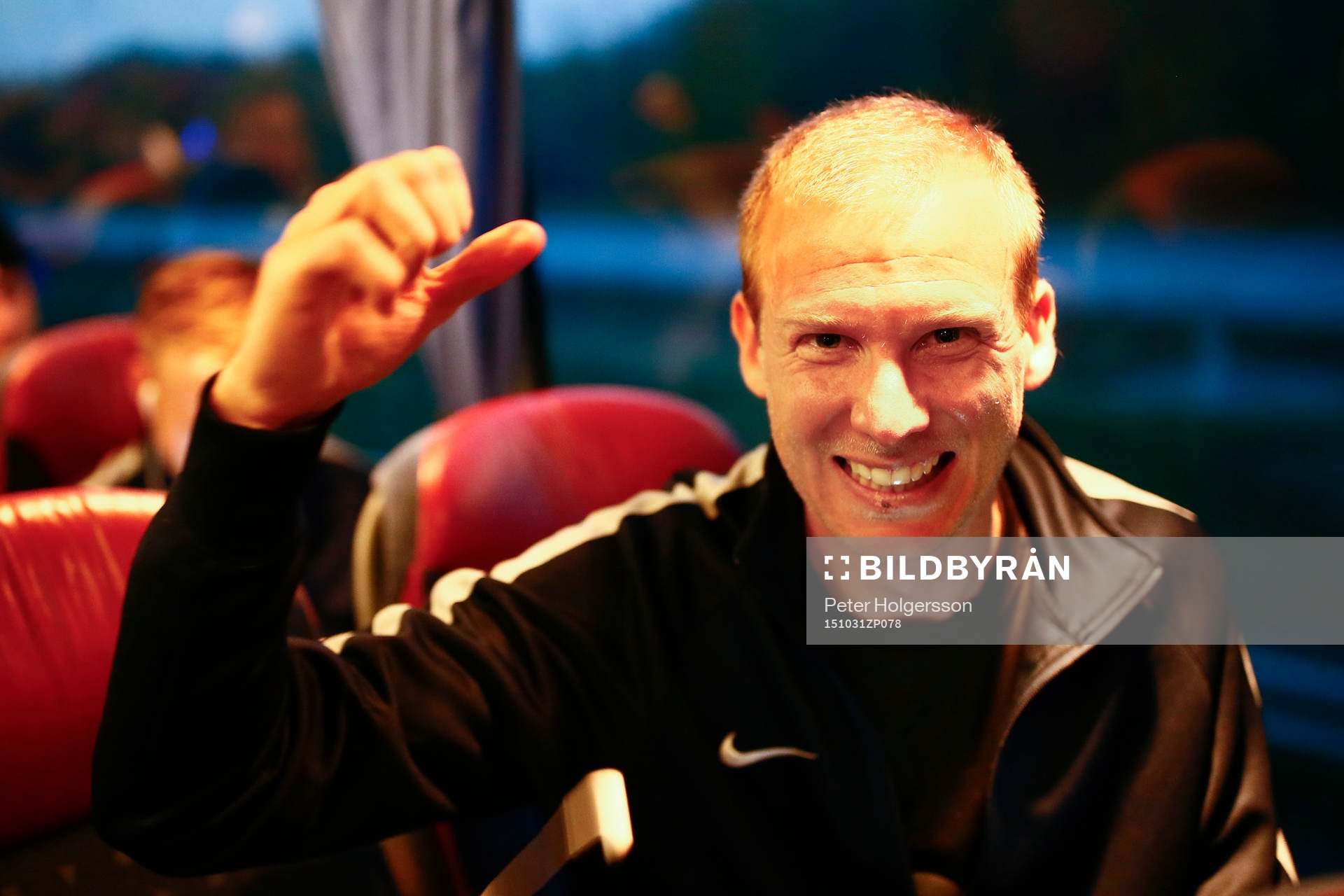 Norrköpings Andreas Johansson i spelarbussen påväg hem