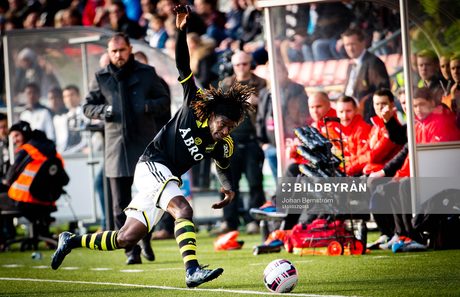 s Mohamed Bangura faller framför Örebros tränare