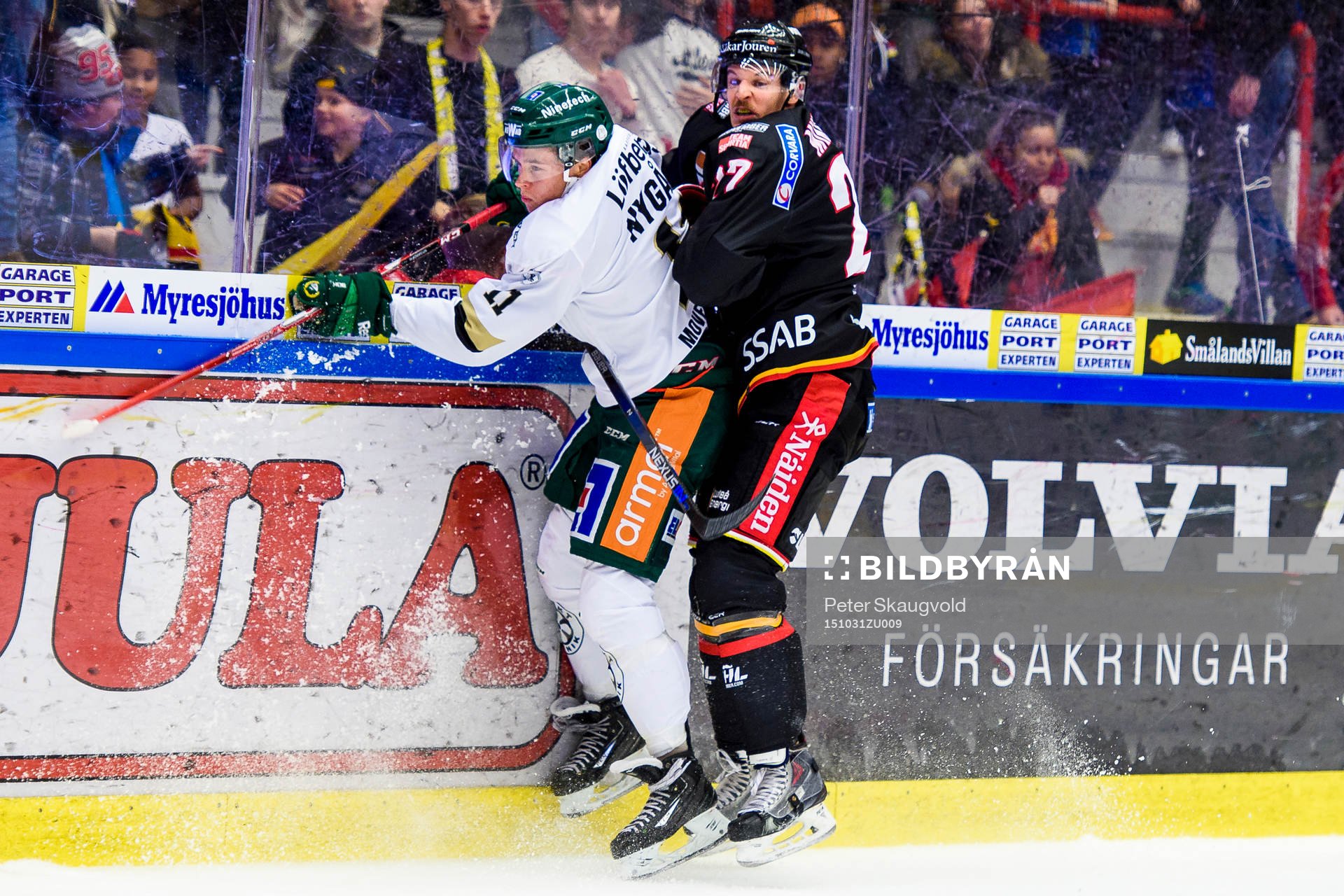 Färjestads Joakim Nygård tacklar Luleås Brendan Mikkelson