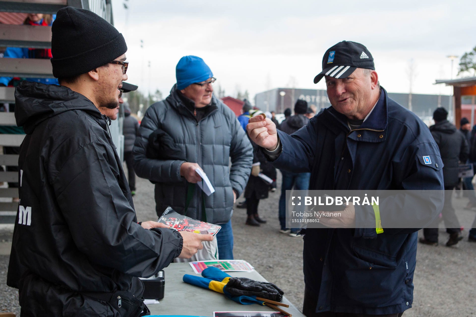 Politikern Per Söderberg köper ett matchprogram