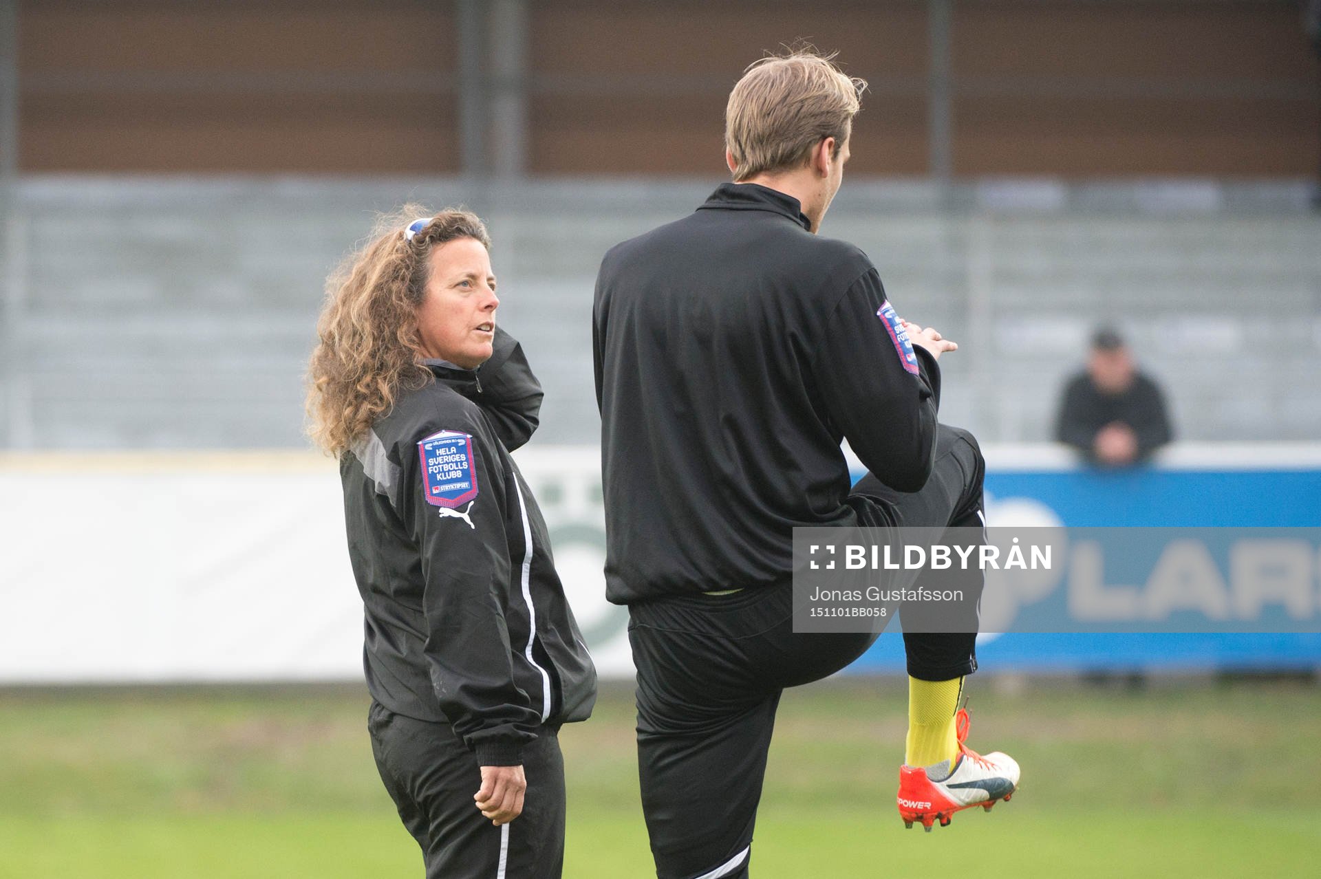 Mjällbys mentala coach Fanny Sunesson pratar med Mjällbys