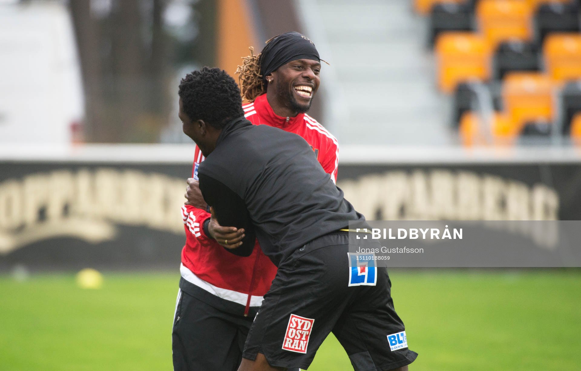 Brommapojkarnas Martin Mutumba skojar med Mjällbys Ibrahim