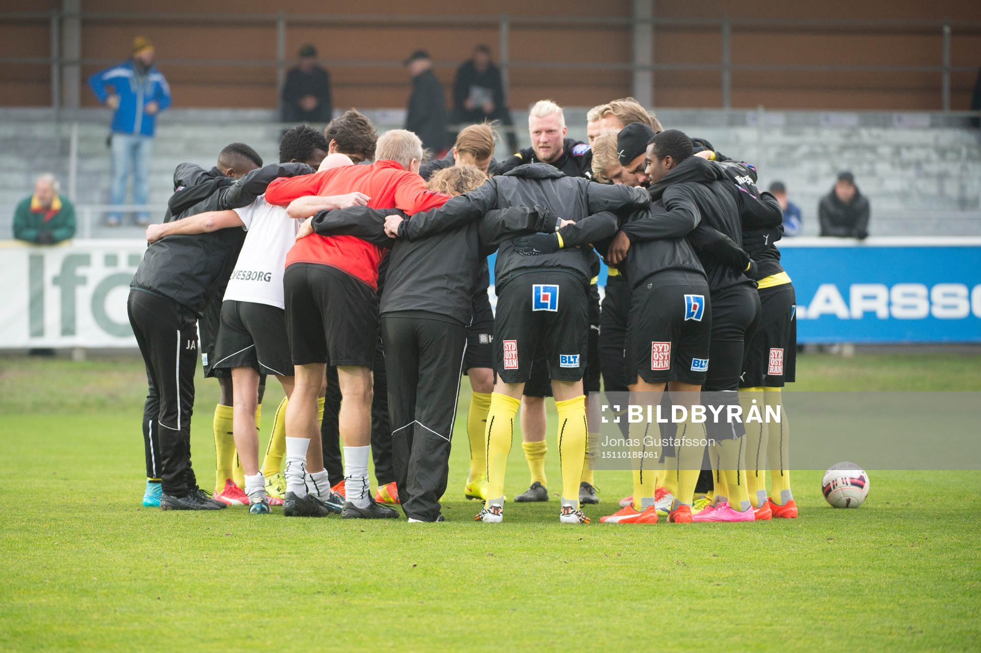 Mjällbys lag samlas på planen innan fotbollsmatchen i