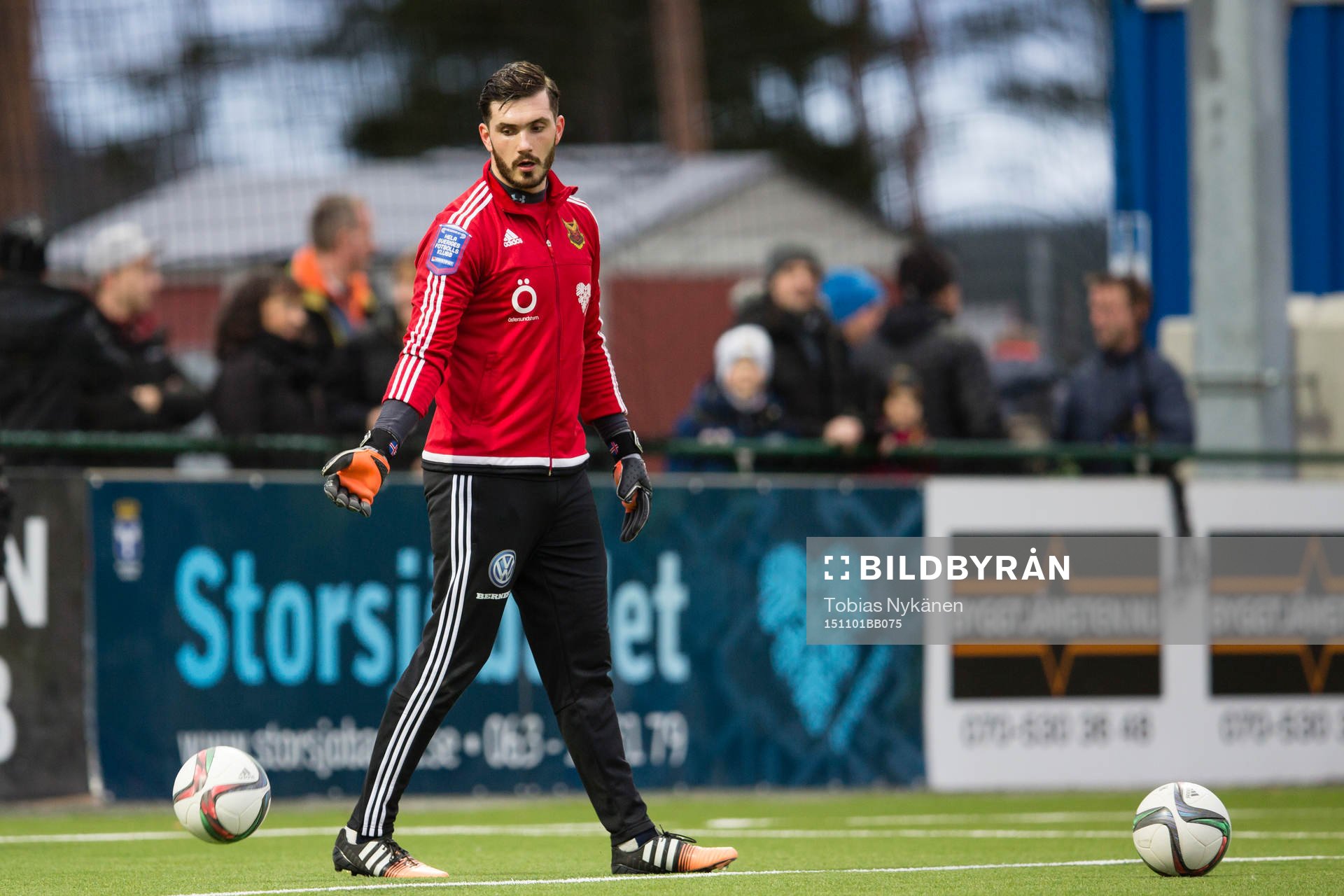 Östersunds målvakt Haraldur Björnsson väremr upp