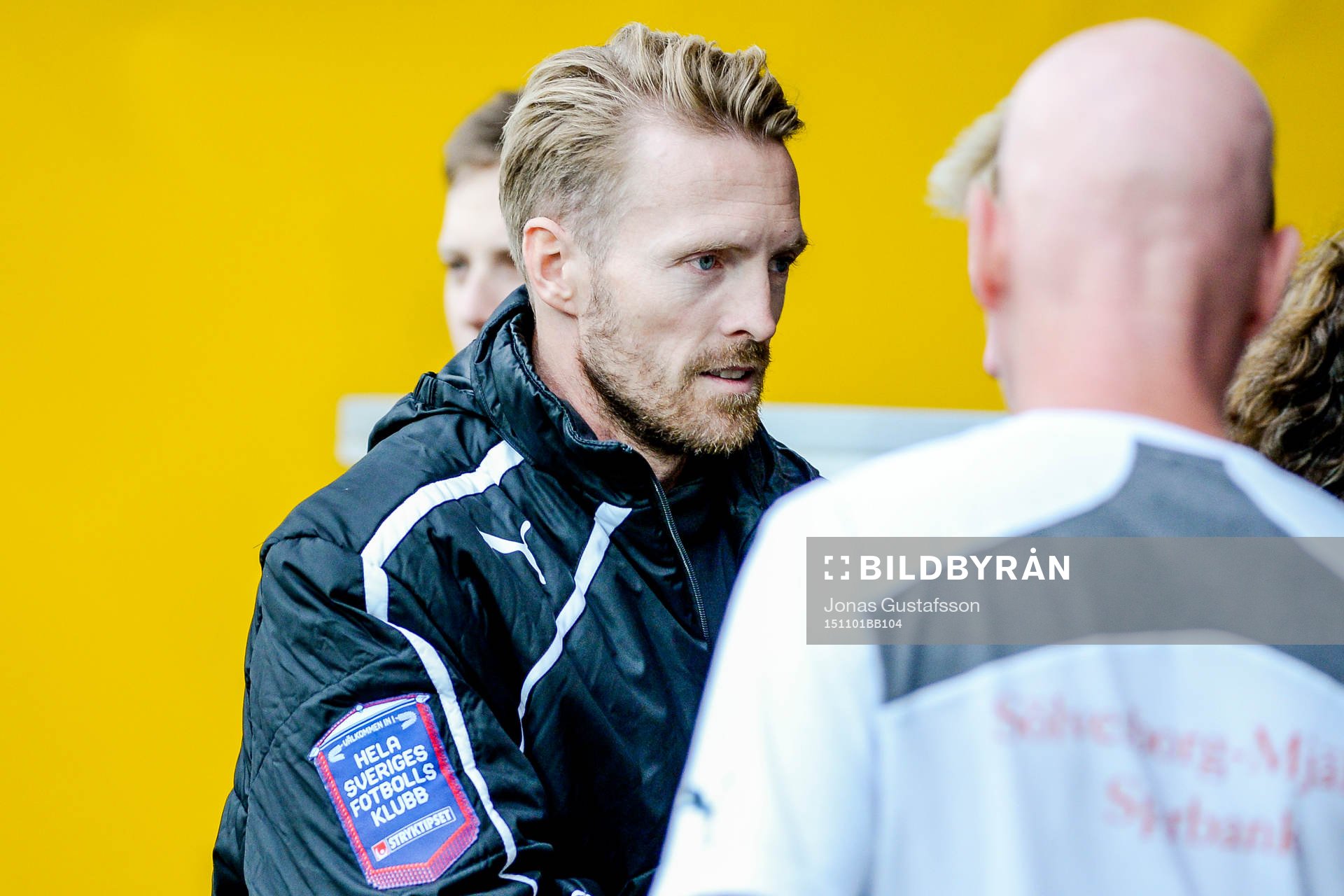Mjällbys Christian Wilhelmsson på väg mot bänken före