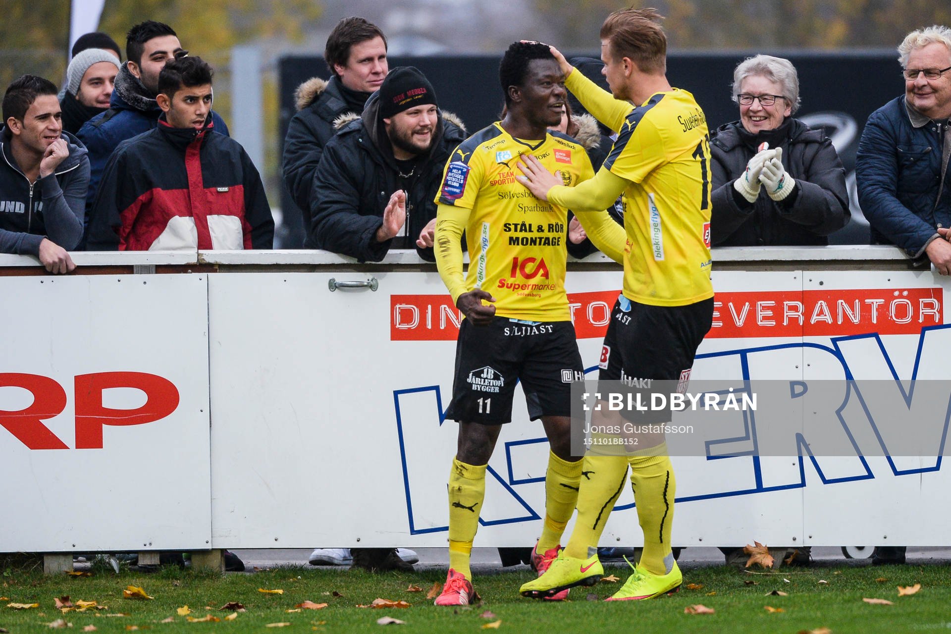 Mjällbys Ibrahim Teteh Bangura och David Löfqvist jublar