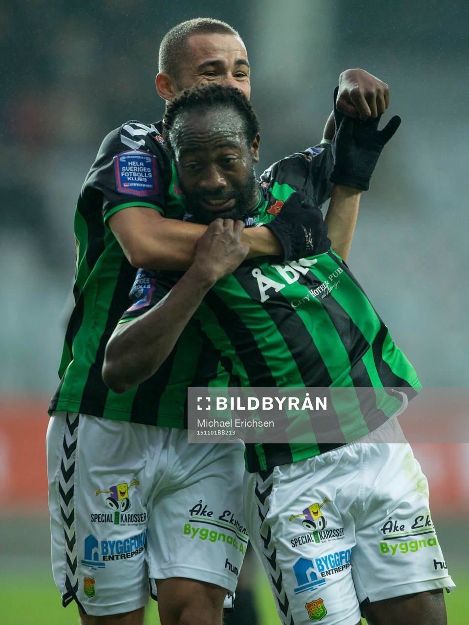 GAIS Reuben Ayarna jublar och omfamnas av Malkolm Moenza