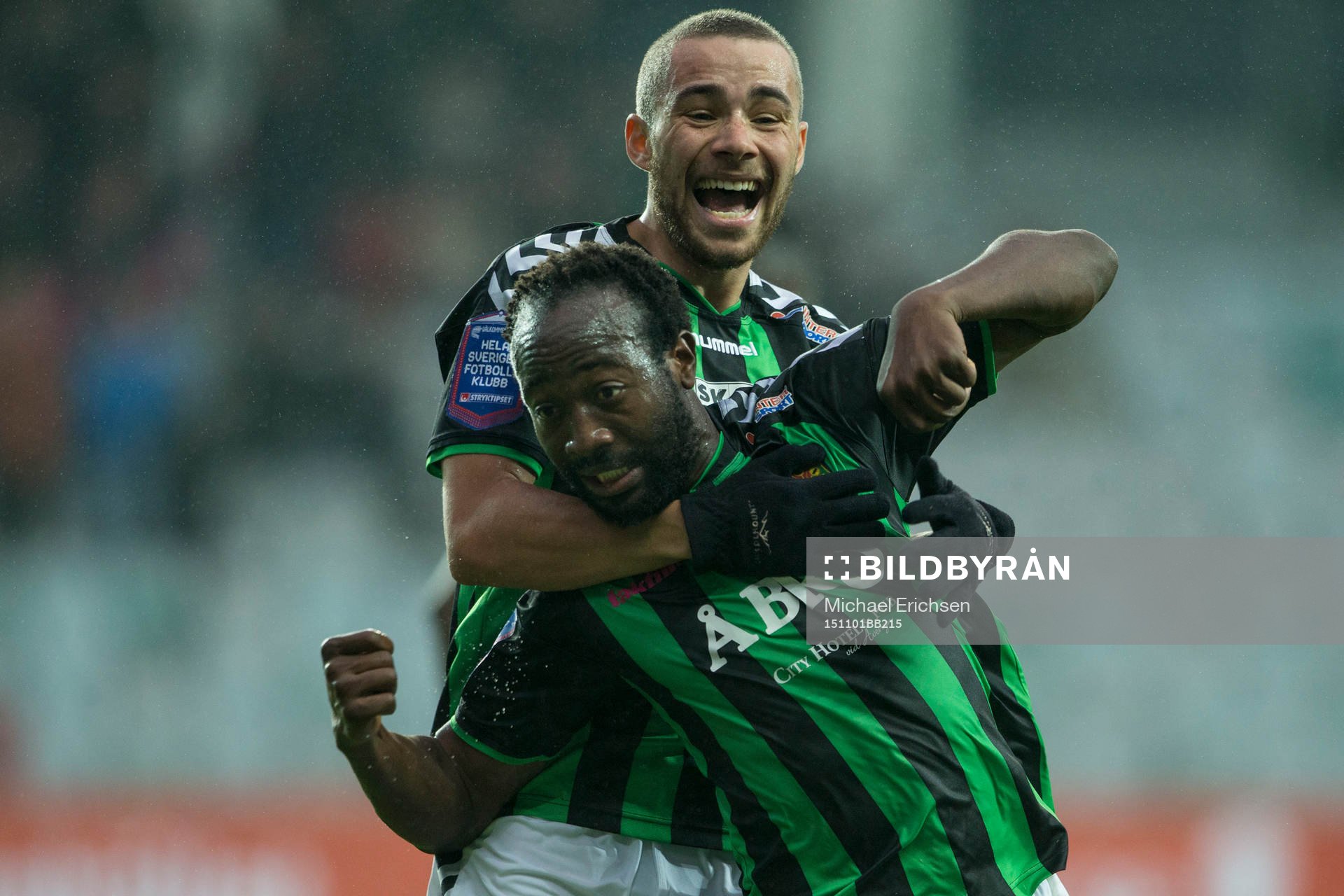 GAIS Reuben Ayarna jublar och omfamnas av Malkolm Moenza