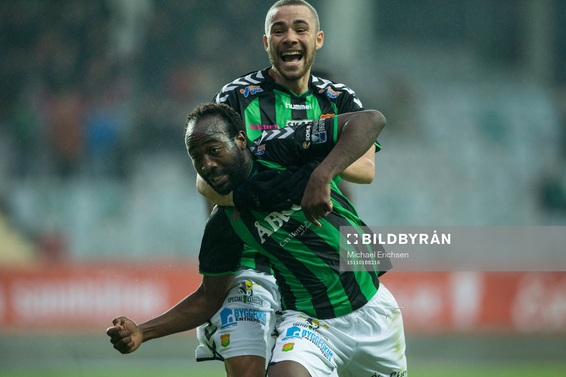 GAIS Reuben Ayarna jublar och omfamnas av Malkolm Moenza