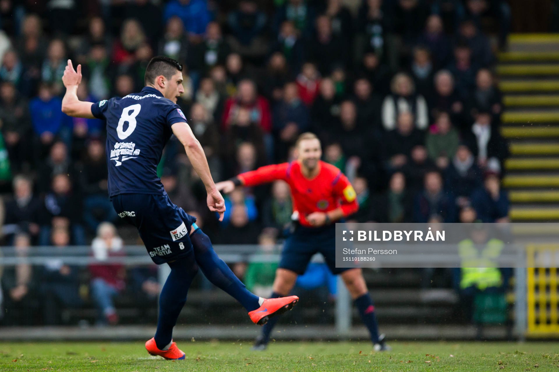 Utsiktens Luka Mijaljevic gör 1-2 på straff