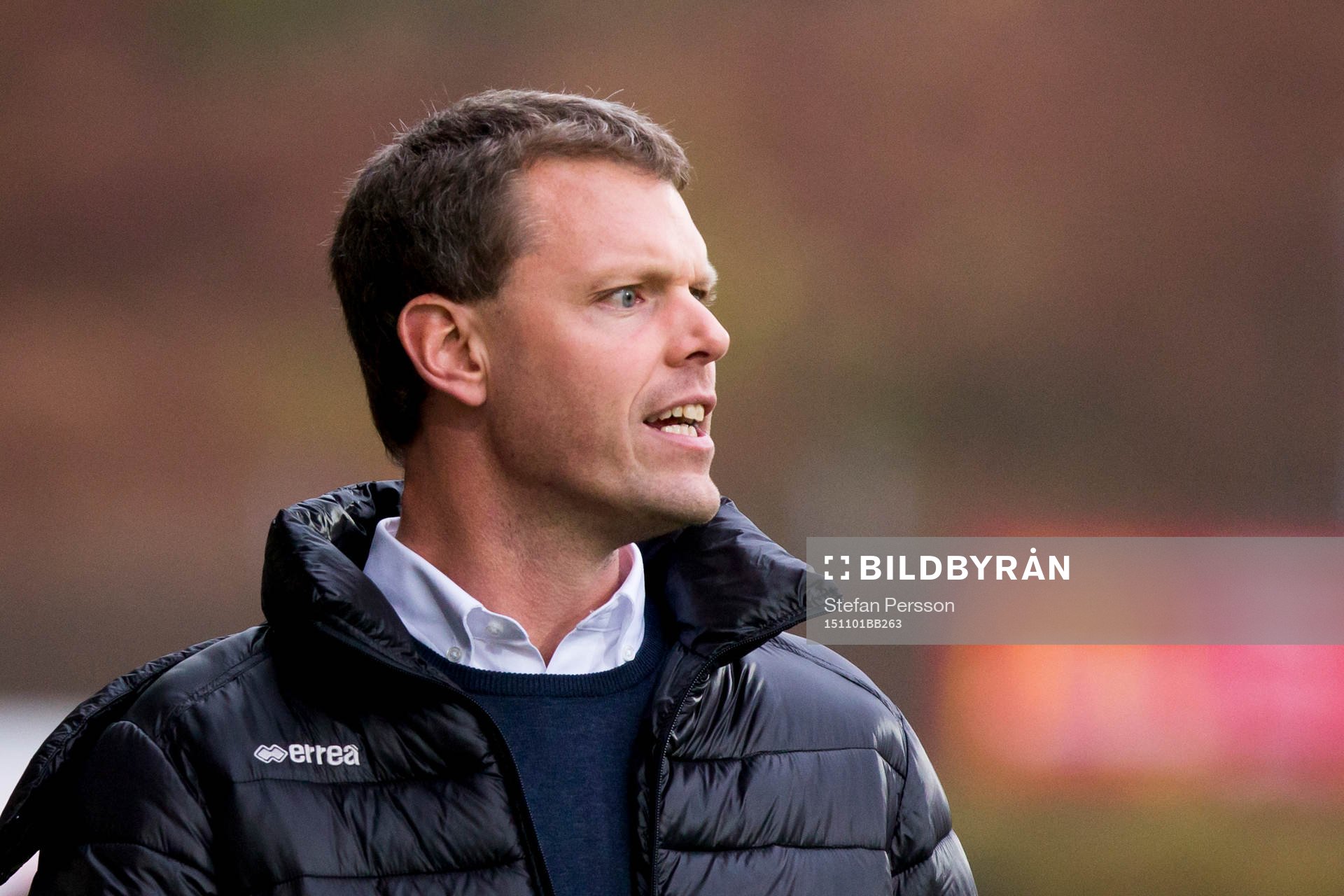 Utsiktens tränare Mikael Hedlund under fotbollsmatchen i Superettan mellan Jönköping och Utsikten den 1 november 2015 i Jönköping. 