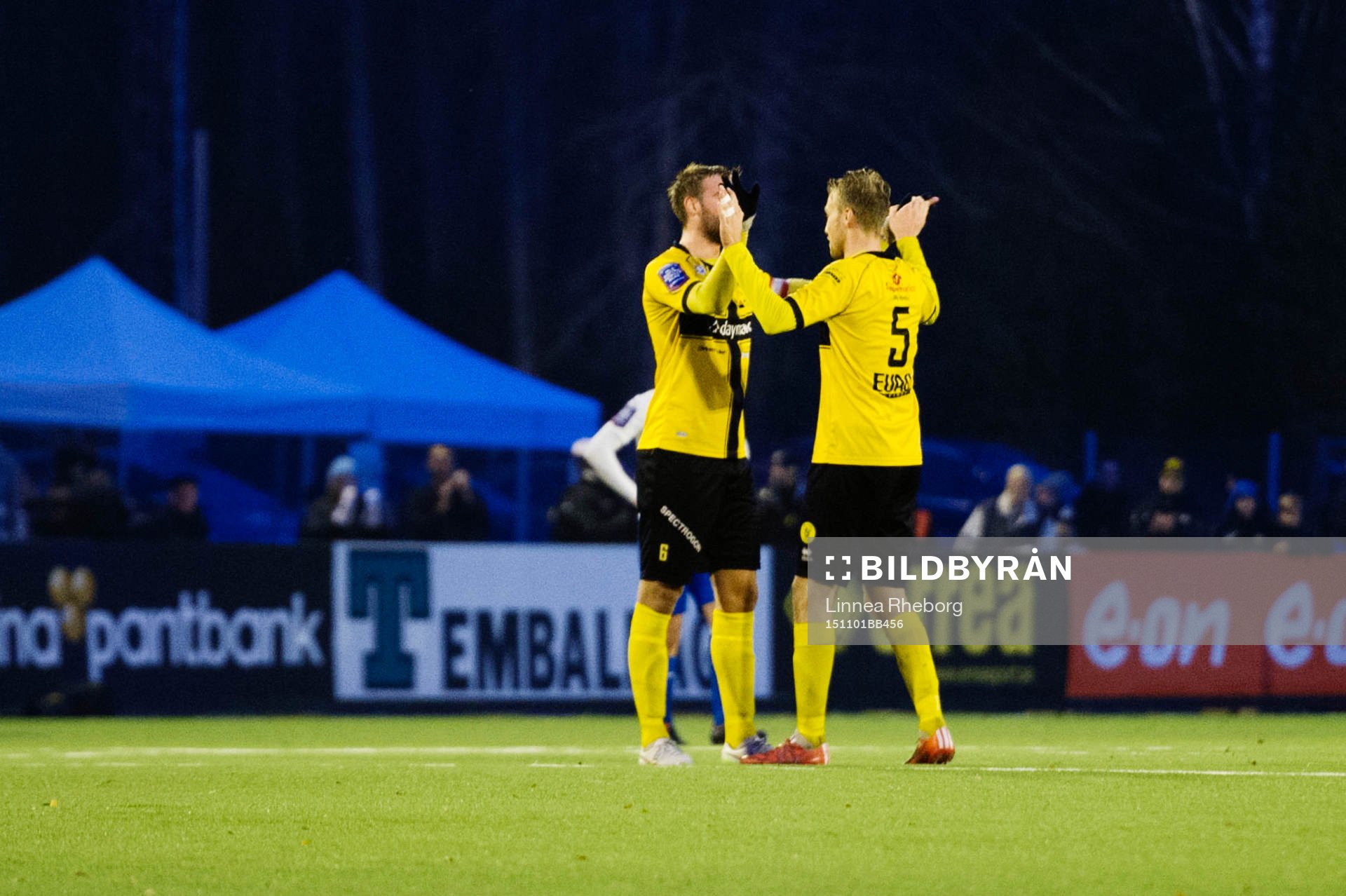 Frejs Johannes Gustafsson och Daniel Theorin jublar efter fotbollsmatchen i Superettan mellan IK Frej och IFK Värnamo den 1 november 2015 i Täby.