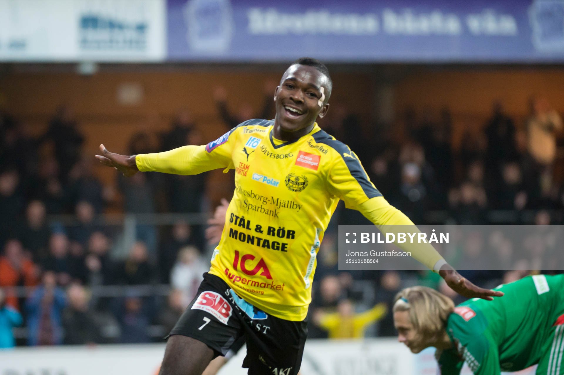 Mjällbys Lumala Abdu jublar efter att han gjort 2-0 till Mjällby under fotbollsmatchen i Superettan mellan Mjällby och Brommapojkarna den 1 November 2015 i Mjällby.